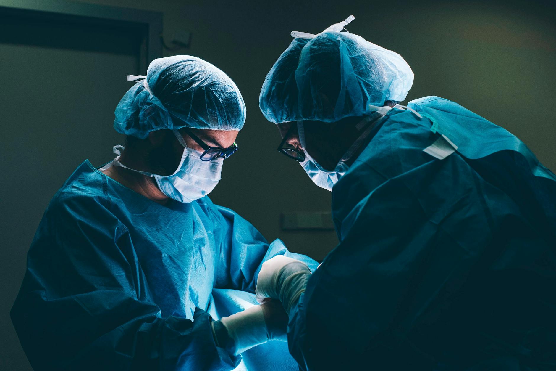 Die Staatsanwaltschaft Berlin hat Anklage gegen zwei Ärzte und eine Arzthelferin erhoben. 