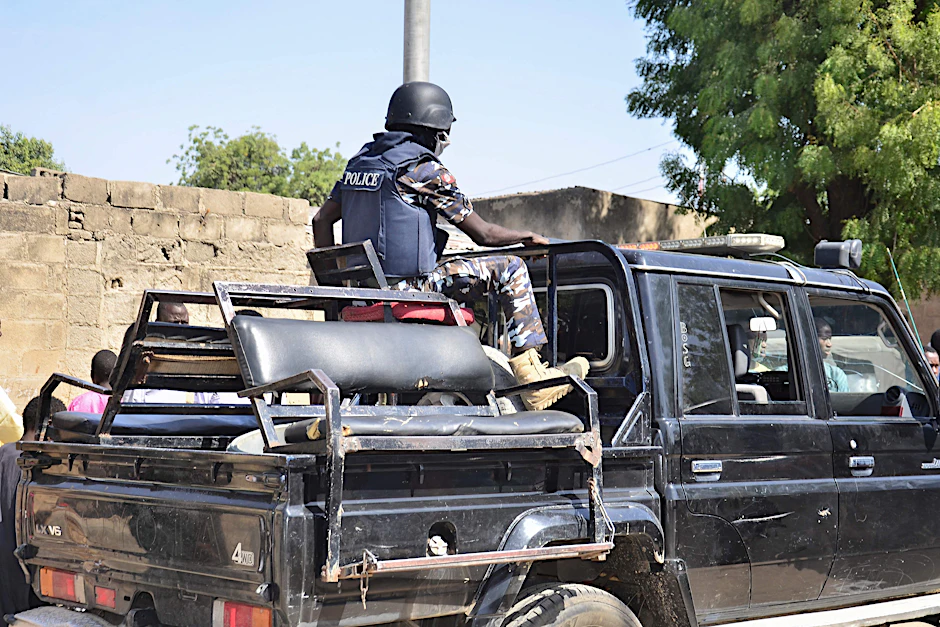 Nigerianische Polizisten fahren zu einem Einsatz.&nbsp;