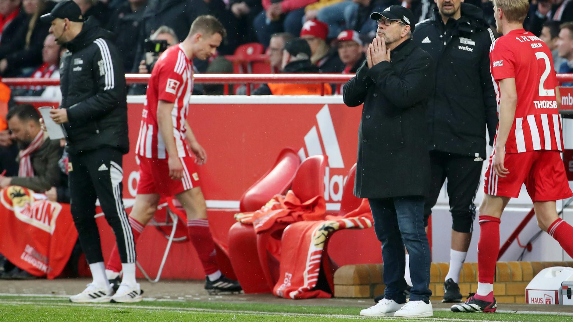 Als Paul Jaeckel nach seiner Ampelkarte gegen Bochum vom Platz schleicht, guckt Trainer Urs Fischer gar nicht hin, bemüht eher höhere Mächte.