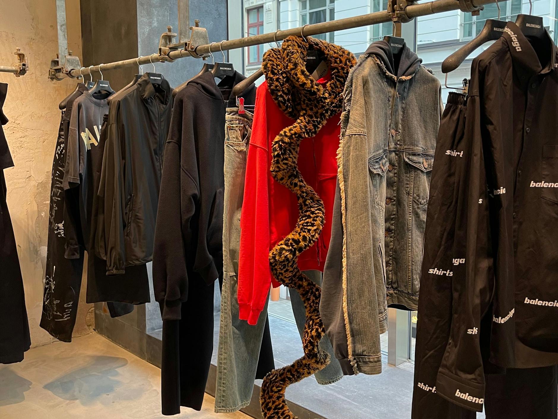 Die Kollektion, die auf der Schlamm-Show in Paris gezeigt wurde, hängt jetzt in Hamburg an einer Stange im zweiten OG.