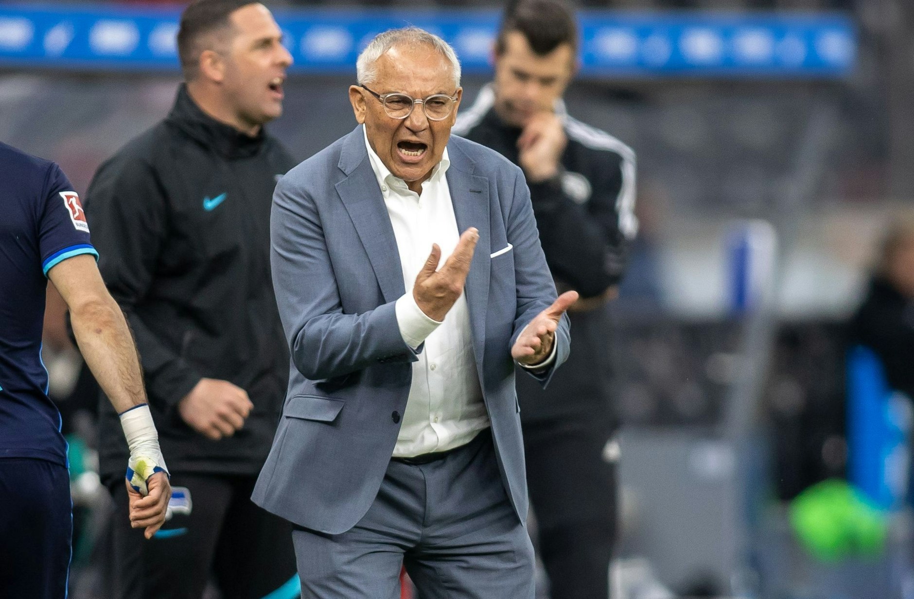 ARCHIV - Cheftrainer Felix Magath von Hertha BSC ruft seinem Team gestikulierend etwas zu.  