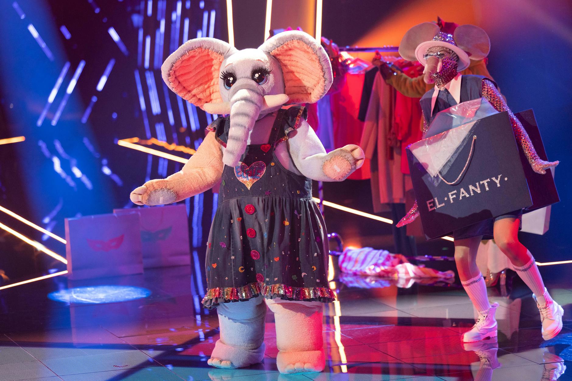 Der Frotteefant bei seinem Auftritt auf der Bühne von The Masked Singer.