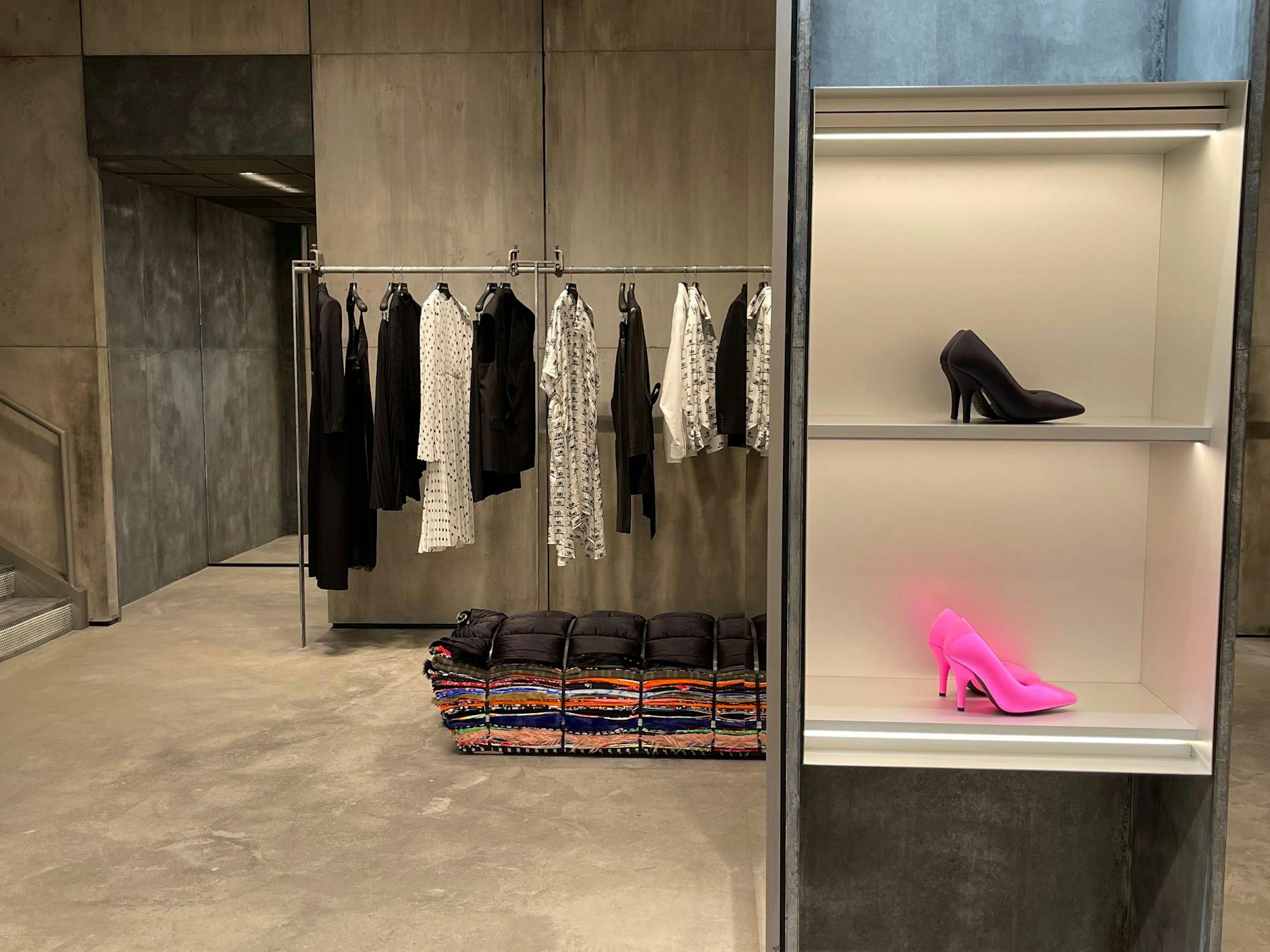 Vorn Schuhe, hinten Blusen, Kleider und Mäntel sowie die Bank von Tejo Remy. Das Sitzmöbel besteht aus geschichteten Balenciaga-Stoffen (Deadstock und Vintage) und kann für 25.000 Euro erworben werden.