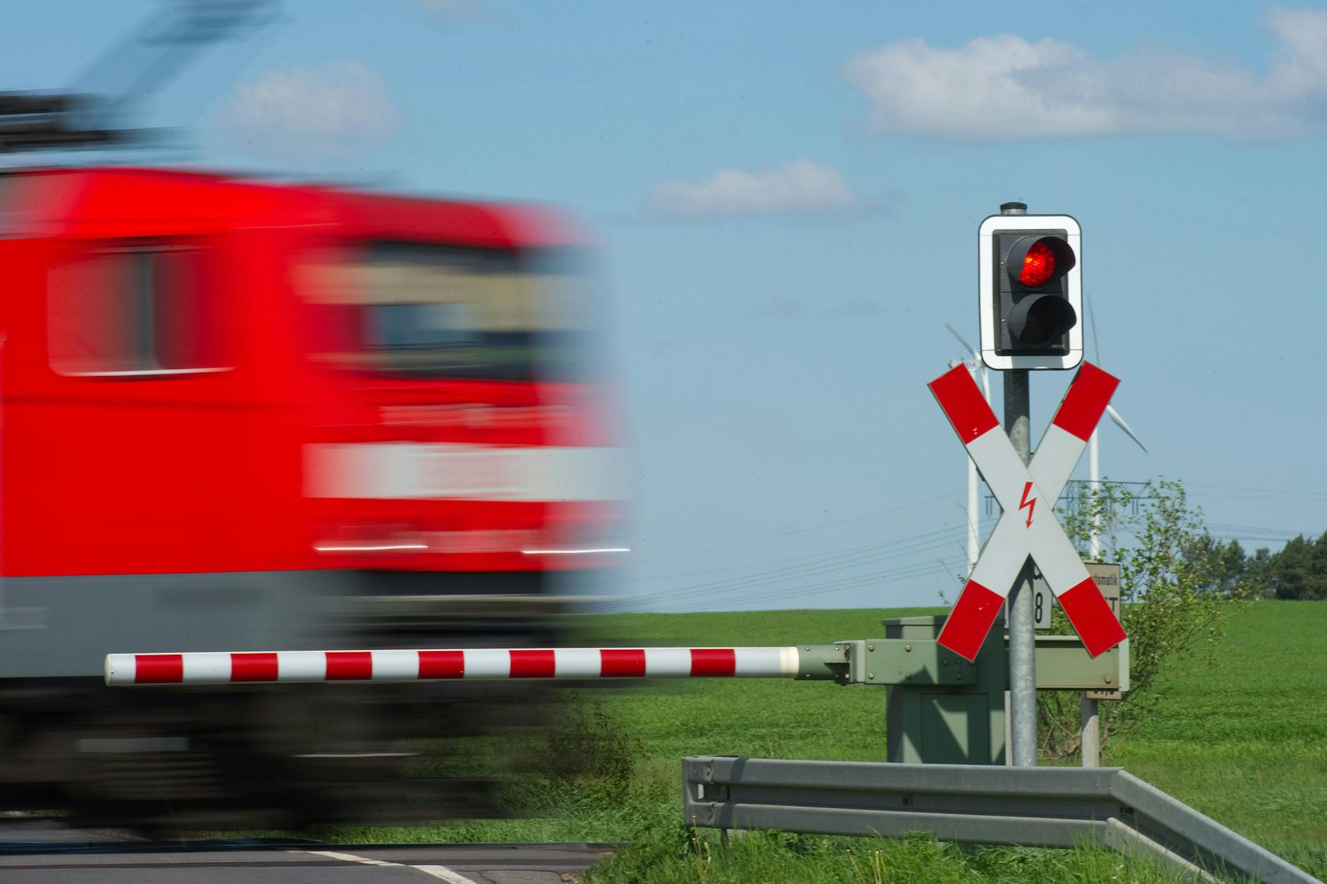 Ein Regionalzug der Deutschen Bahn passiert einen Bahnübergang. Ab Sonnabend werden solche Züge nicht mehr auf dieser Strecke verkehren - bis Mitte November wird gebaut.