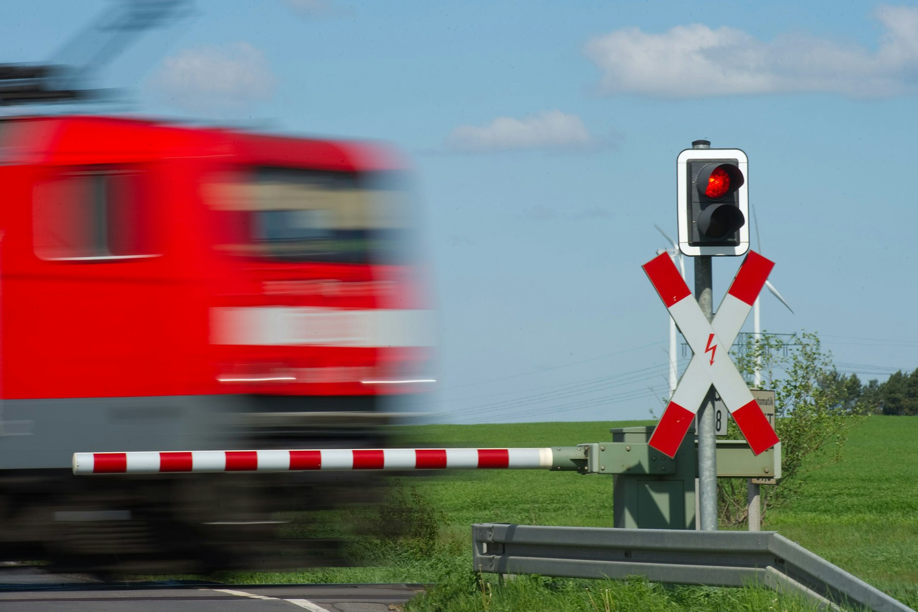 Ein Regionalzug der Deutschen Bahn passiert einen Bahnübergang. Ab Sonnabend werden solche Züge nicht mehr auf dieser Strecke verkehren - bis Mitte November wird gebaut.