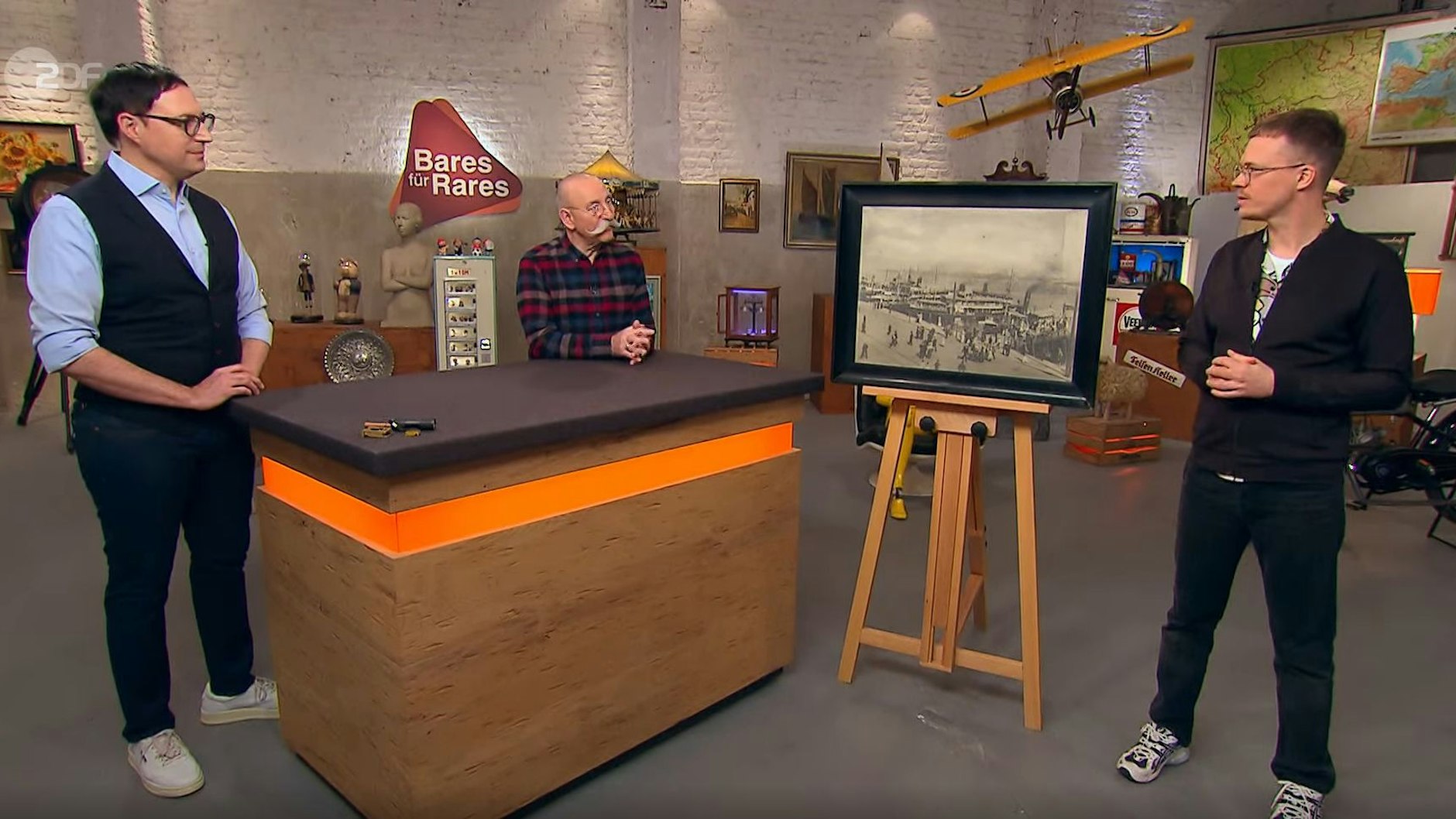 „Bares für Rares“-Experte Colmar Schulte-Goltz (l.), Moderator Horst Lichter und Verkäufer Sebastian aus Fürstenfeldbruck (r.)