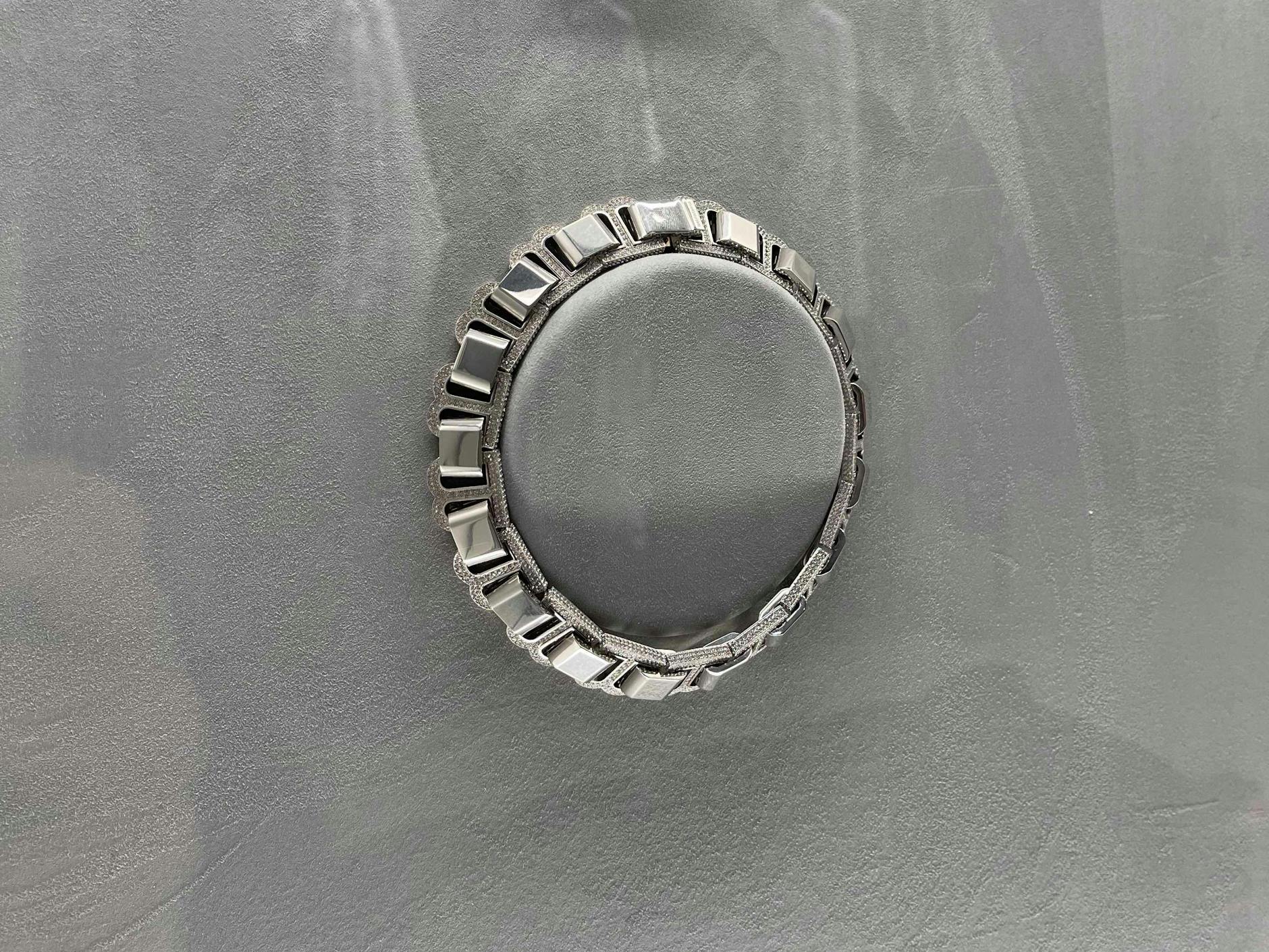 Es gibt einige museale Momente wie diesen im Store: Das Balenciaga-Collier wird an einer Wand hinter Glas präsentiert.