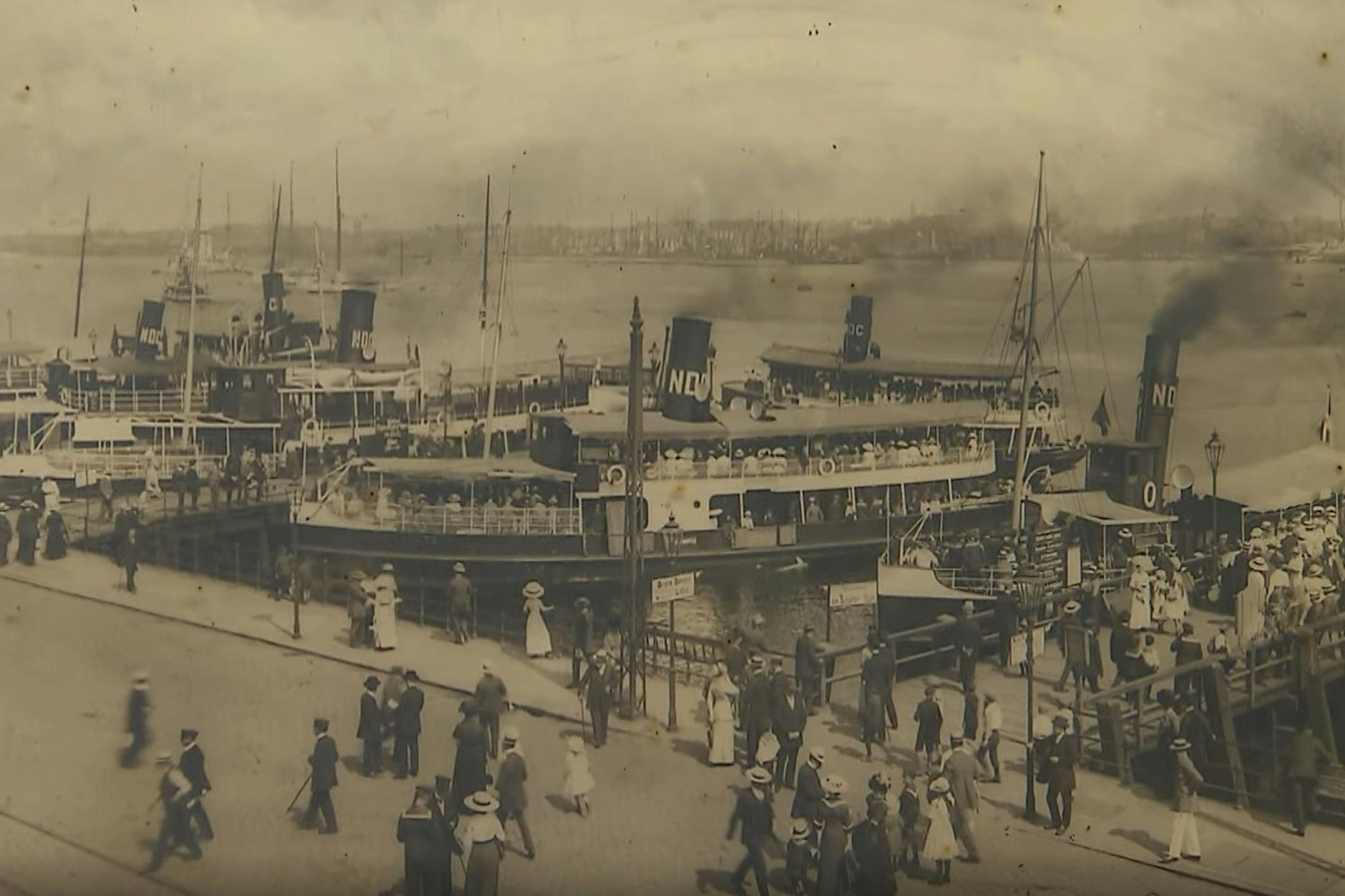 Alt, selten und signiert – das treibt in der ZDF-Trödelshow „Bares für Rares“ den Preis nach oben.