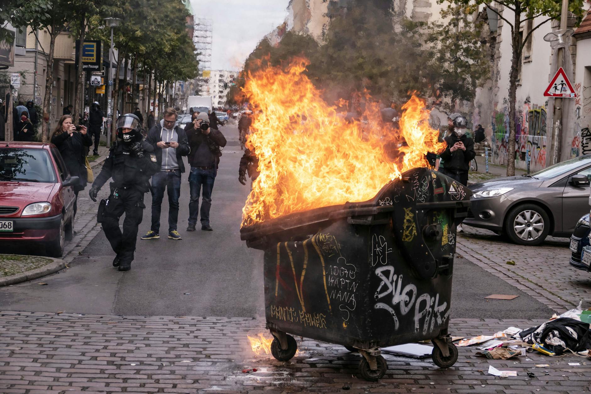 Eine brennende Mülltonne an der Liebig-, Ecke Rigaer Straße. Hier isst der Romanheld normalerweise seine Frühstücksbrötchen.