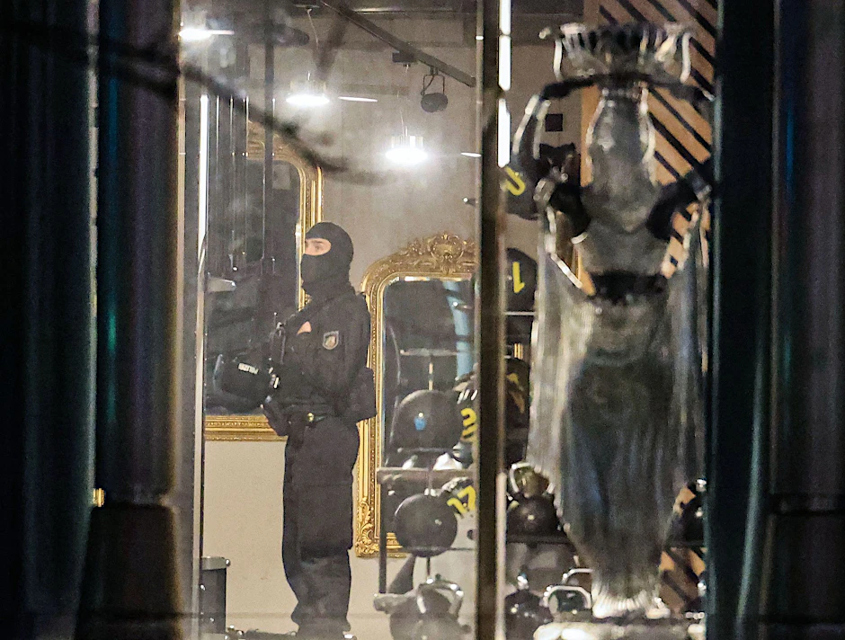 Ein Polizist am Schauplatz des Verbrechens: Ein Angreifer soll vier Männer in einem Fitnessstudio in Duisburg verletzt haben.&nbsp;