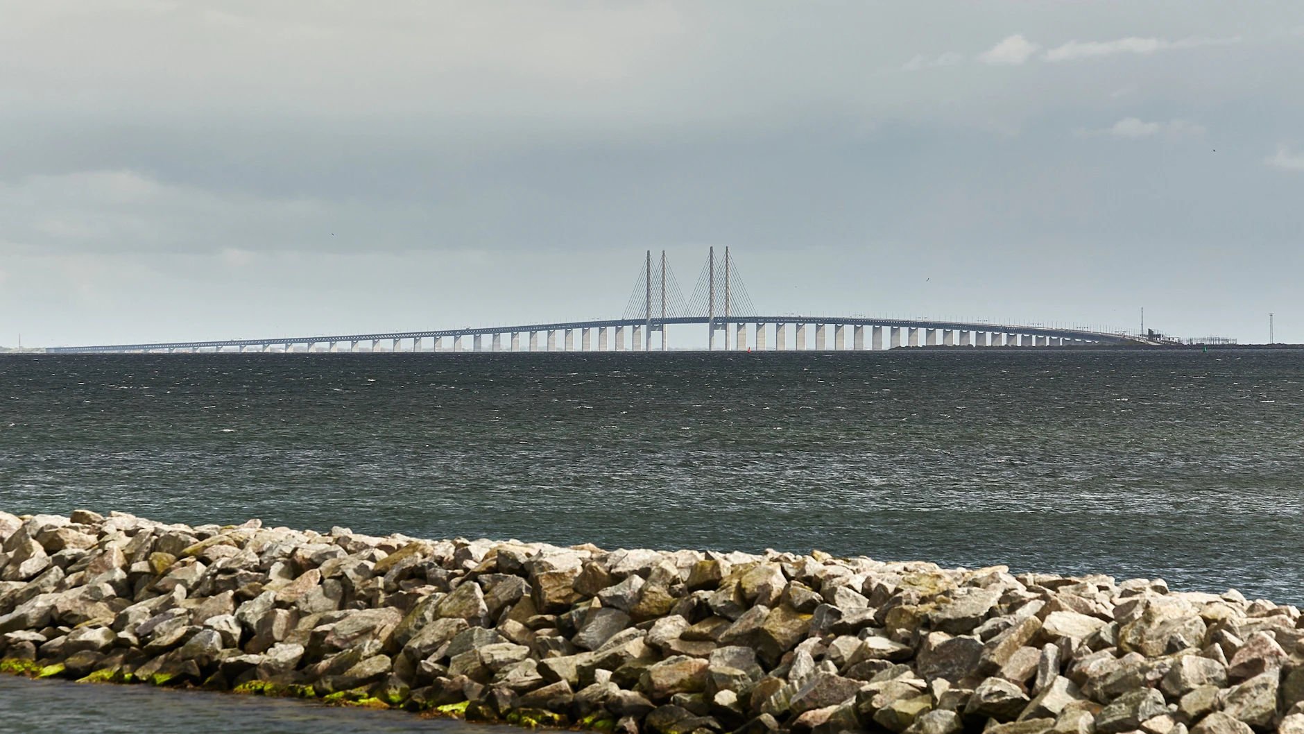 Die Öresund-Brücke verbindet Dänemark und Schweden.
