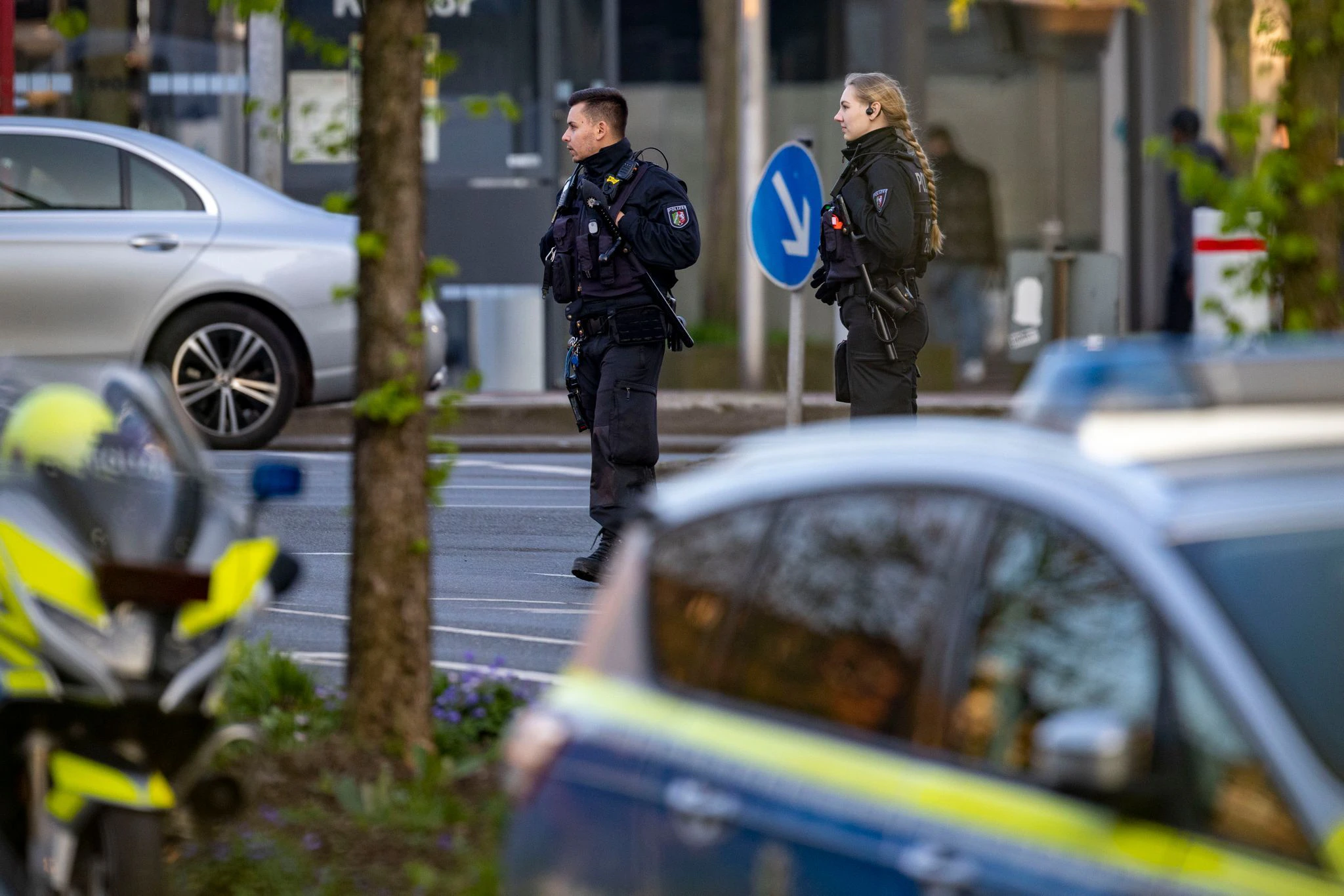 Polizisten sind in Duisburg im Einsatz. Bei einer Attacke in einem Fitnessstudio in der Duisburger Innenstadt sind mehrere Personen schwer verletzt worden.  