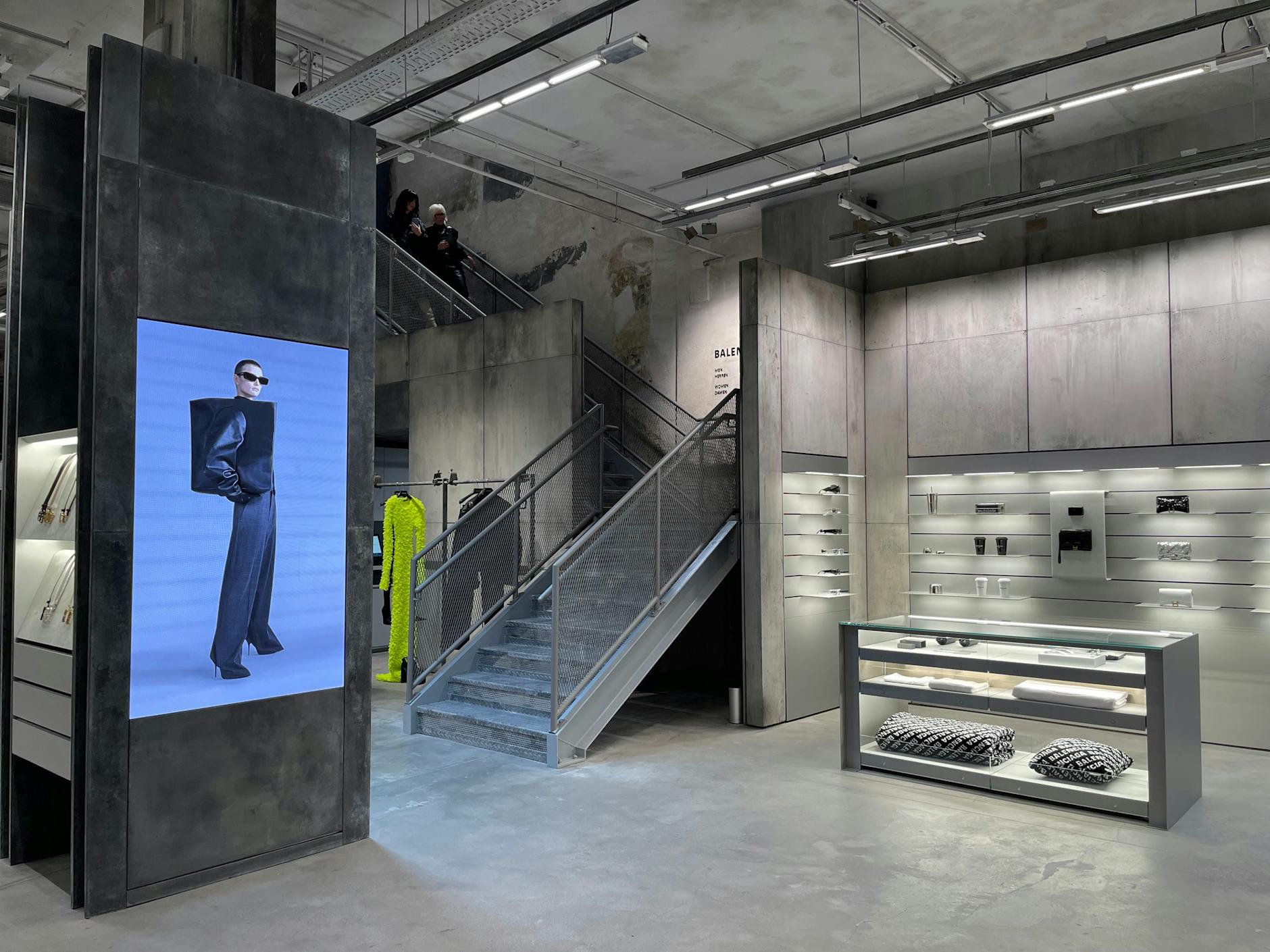 Auf einem Screen wird die Runway-Kollektion gezeigt, die es aktuell zu kaufen gibt.