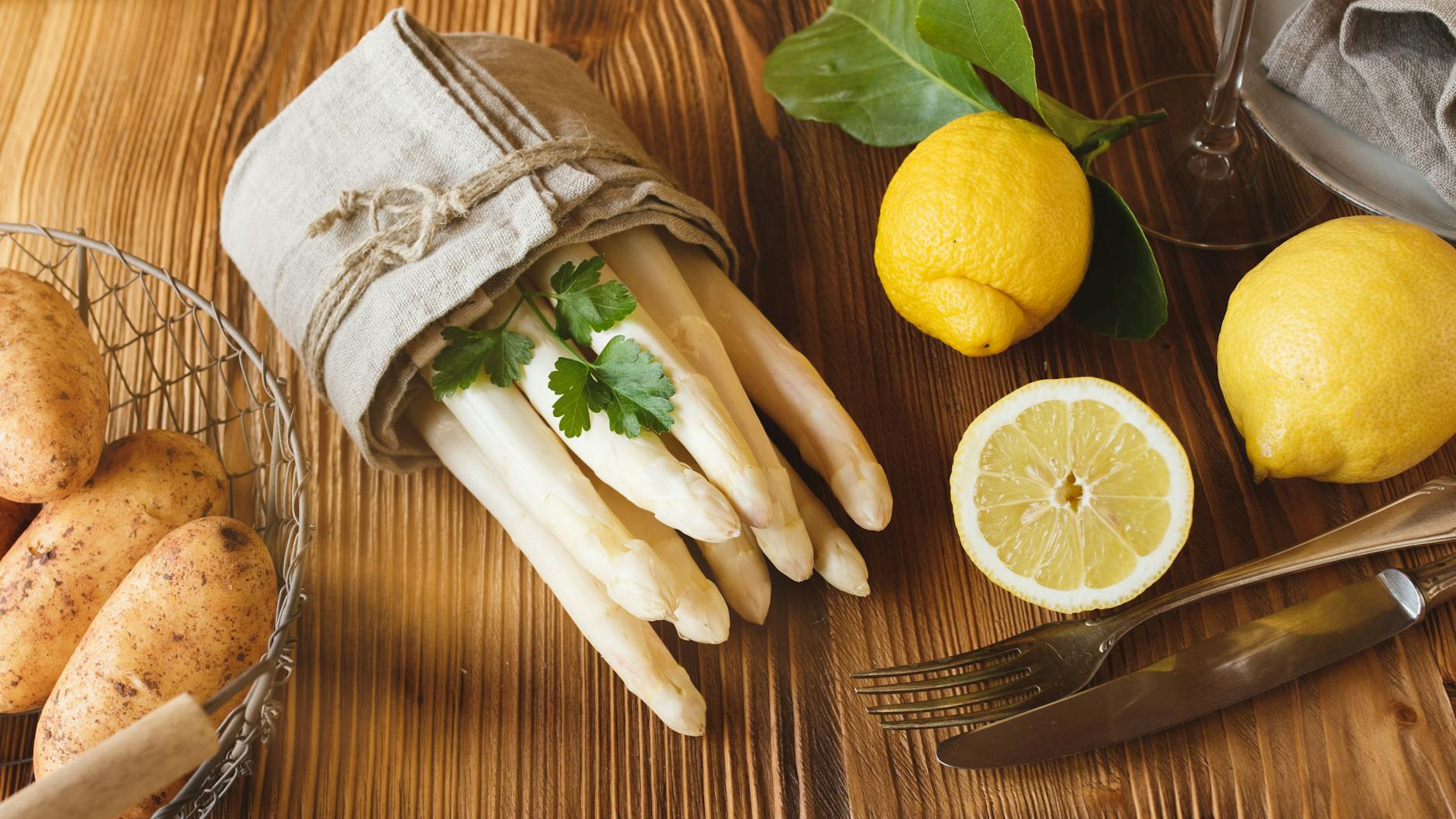 Spargel aus dem Ofen ist schnell zubereitet und extrem aromatisch.