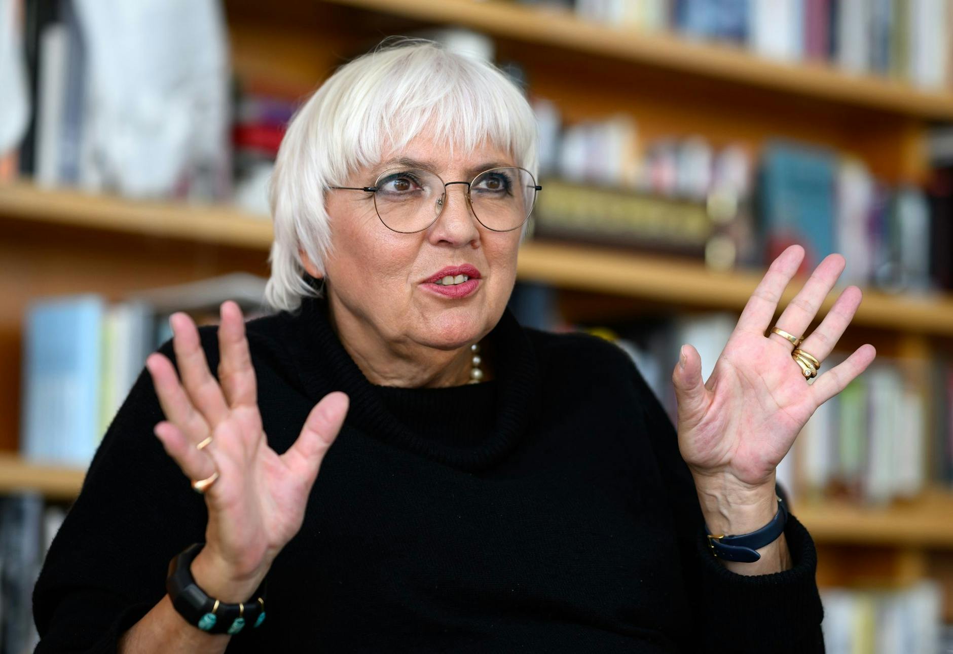 ARCHIV - Kulturstaatsministerin Claudia Roth sitzt in ihrem Büro im Bundeskanzleramt. ild
