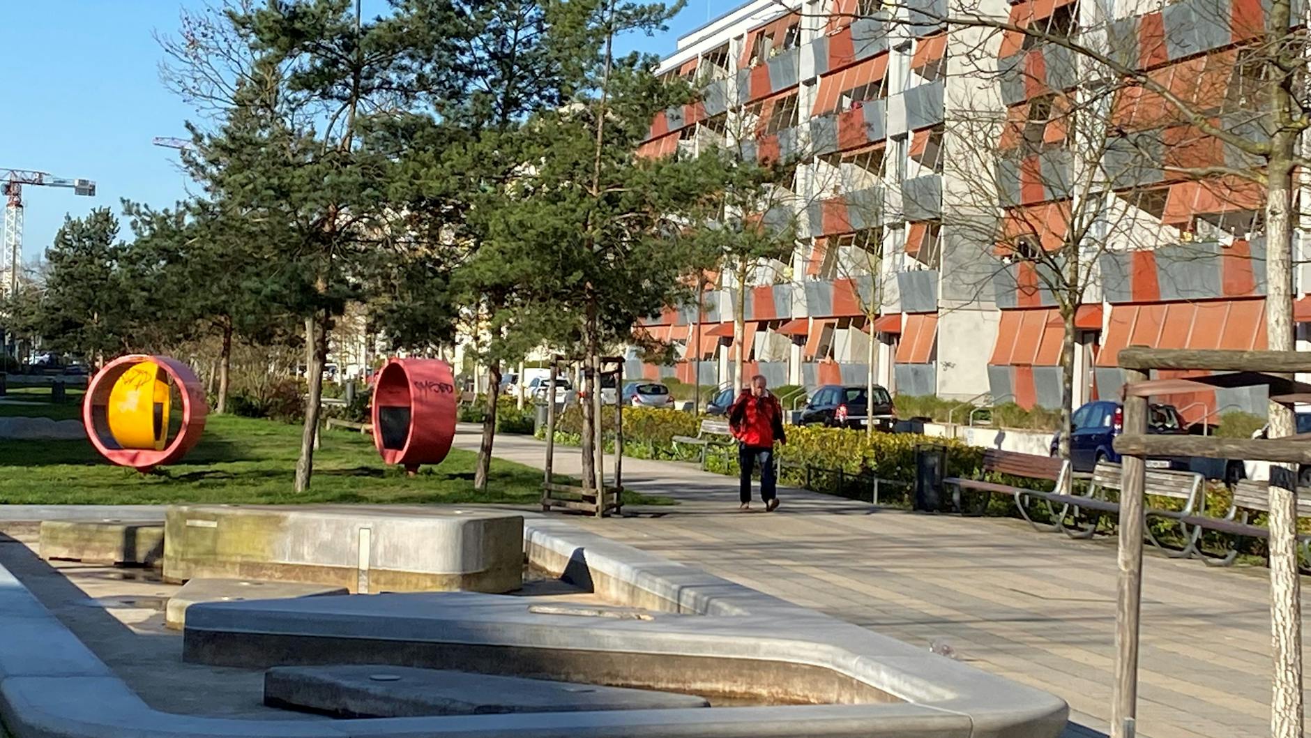 Bunte Häuserfassaden, Park mit Springbrunnen: Das Neubauviertel Gartenstadt-Drewitz in Potsdam ist sogar zu einem städtebaulichen Vorzeigeobjekt der Bundesregierung geworden.