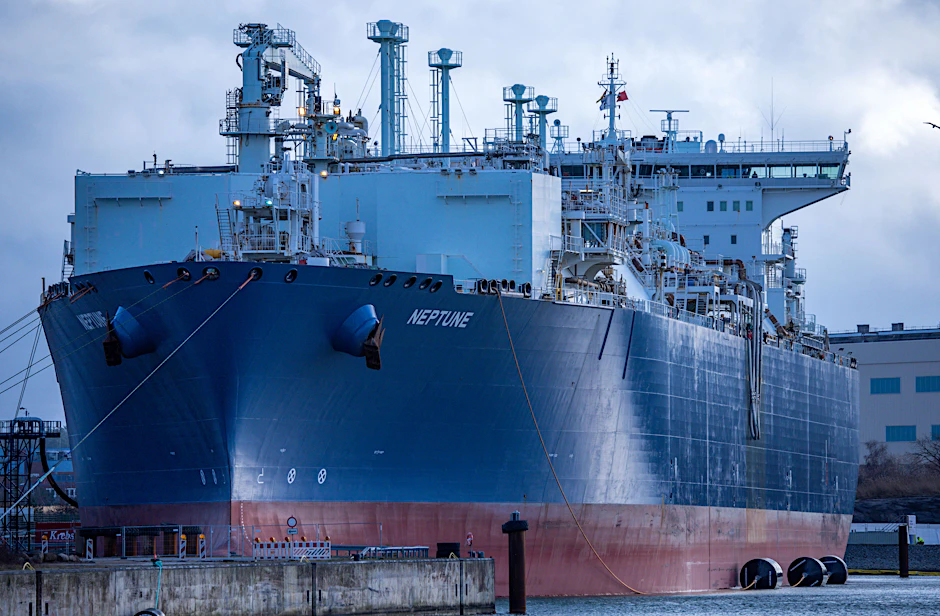 Lubmin, Mecklenburg-Vorpommern: Das Verarbeitungsschiff „Neptune“ liegt im Industriehafen am LNG-Terminal.