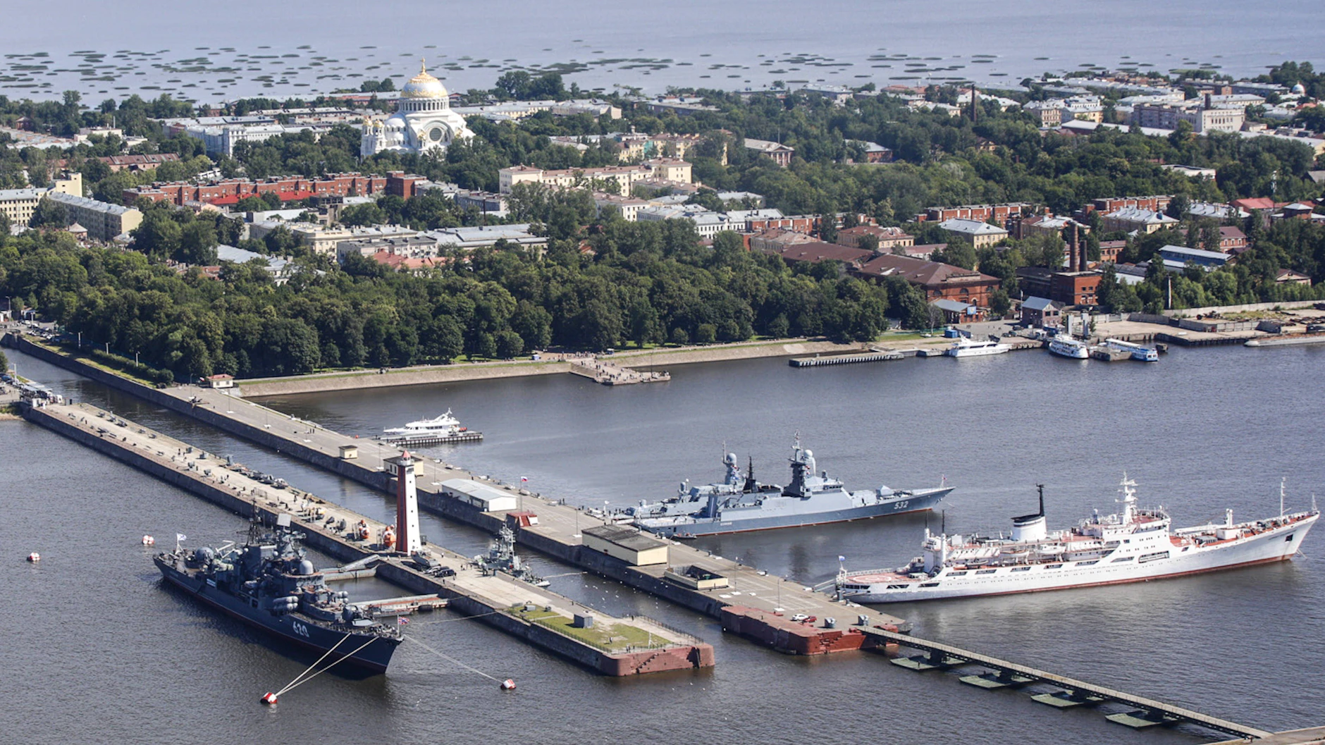 Die Admiral Wladimirsky (rechts) gehört zur russischen Marine. Hier liegt sie mit weiteren Schiffen im Hafen von St. Petersburg.