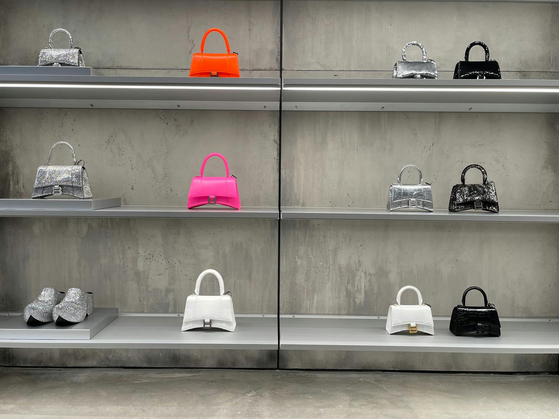 Und hier die elegante Hourglass-Tasche.