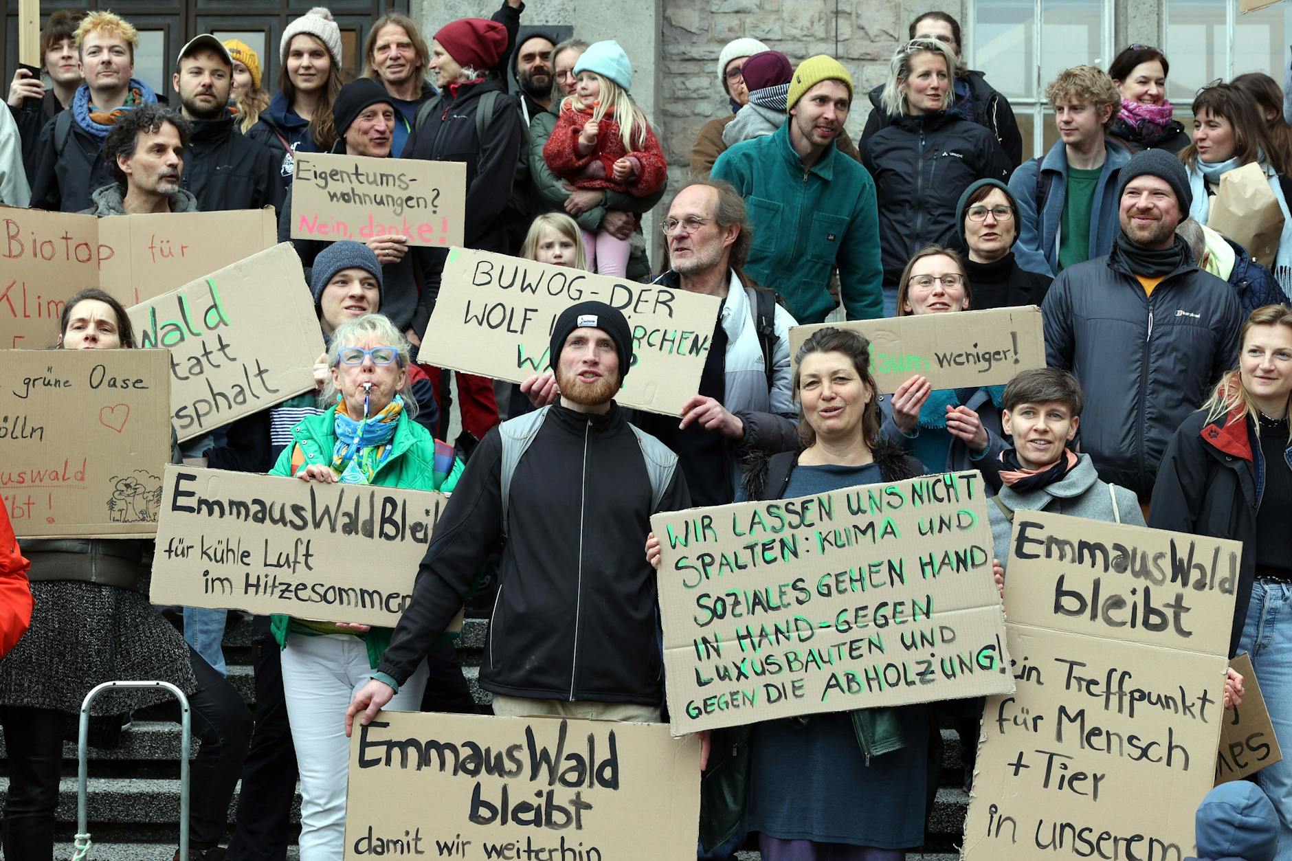 Anwohner am Emmauswald in Neukölln demonstrieren für dessen Erhalt vor dem Rathaus Neukölln.