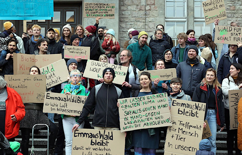 Anwohner am Emmauswald in Neukölln demonstrieren für dessen Erhalt vor dem Rathaus Neukölln.