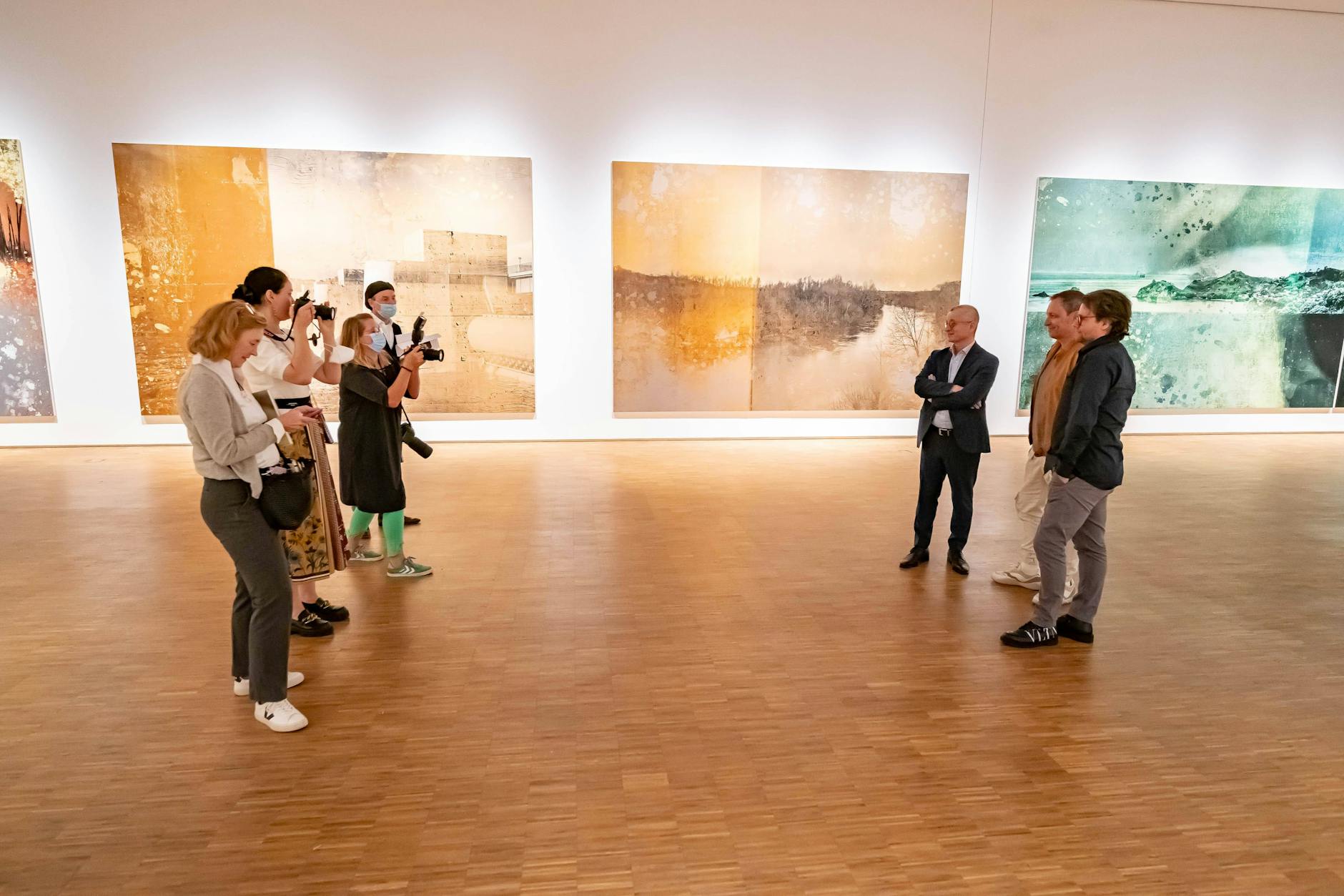 Im Gegensatz zu vielen Promis, die Kunst machen, hat Nuhr das Handwerk gelernt.