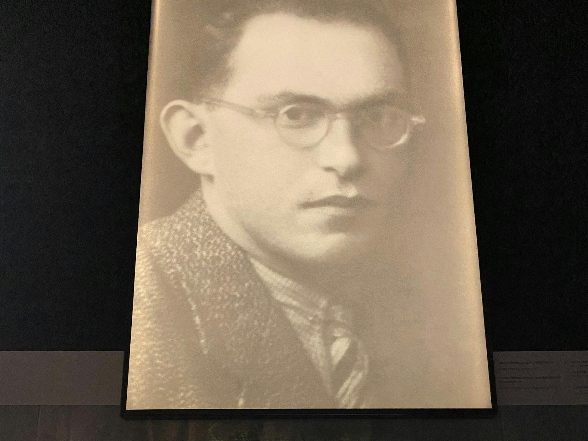 Lazarz Menes (1910-1979): Zusammen mit seinen Eltern wurde er gezwungen, in das Ghetto zu ziehen. Dort wurde er Mitglied der jüdischen Polizei.