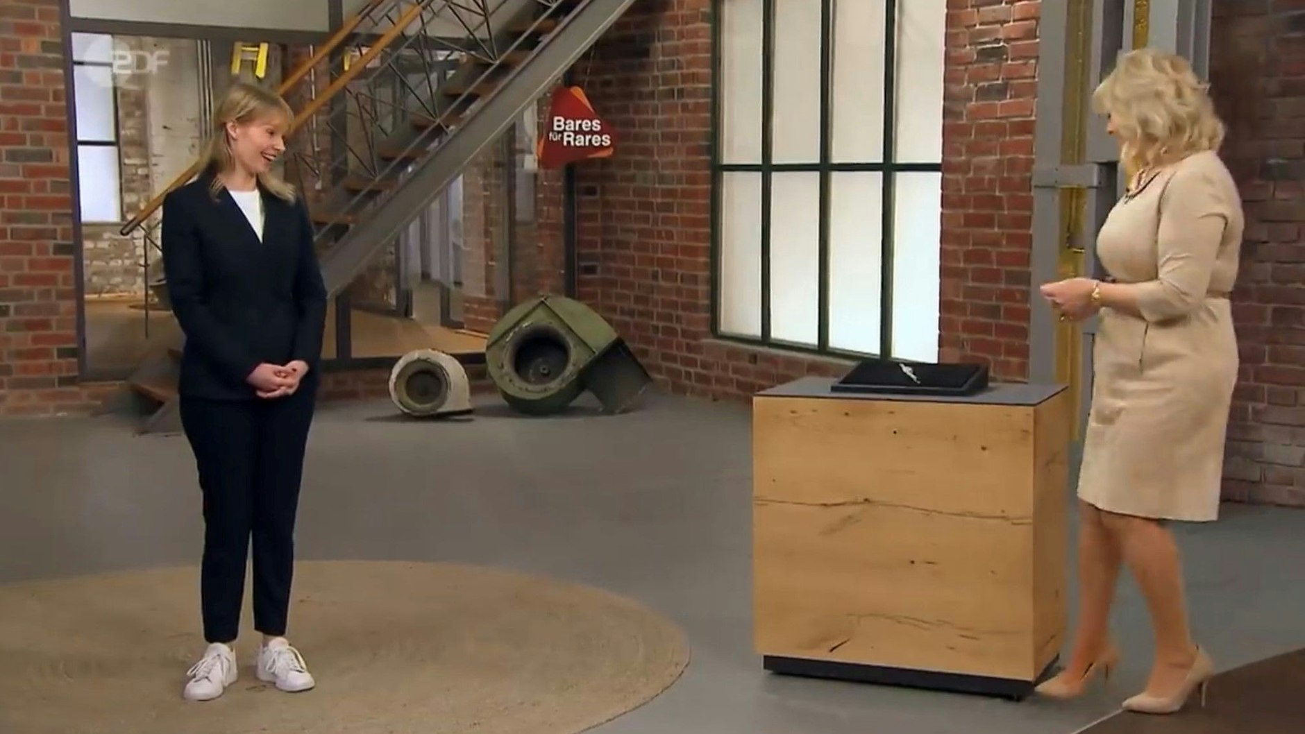 „Bares für Rares“-Händlerin Elke Velten kauft das Armband für 6700 Euro.