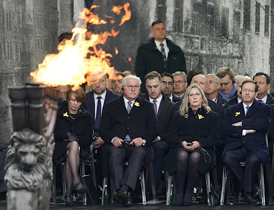 Während der polnische Präsident Andrzej Duda spricht, hören Bundespräsident Frank-Walter Steinmeier (2.v.l.), dessen Frau Elke Büdenbender (l.), Dudas Frau Agata Kornhauser-Duda und Israels Präsident Isaac Herzog zu.