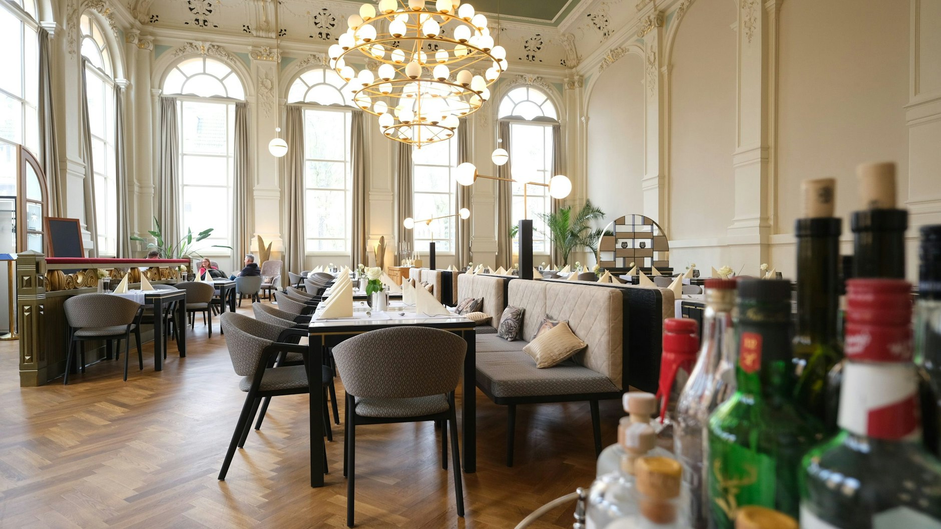 Elegant aber nicht abgehoben, im Restaurant Riviera werden Gäste herzlich empfangen.&nbsp;