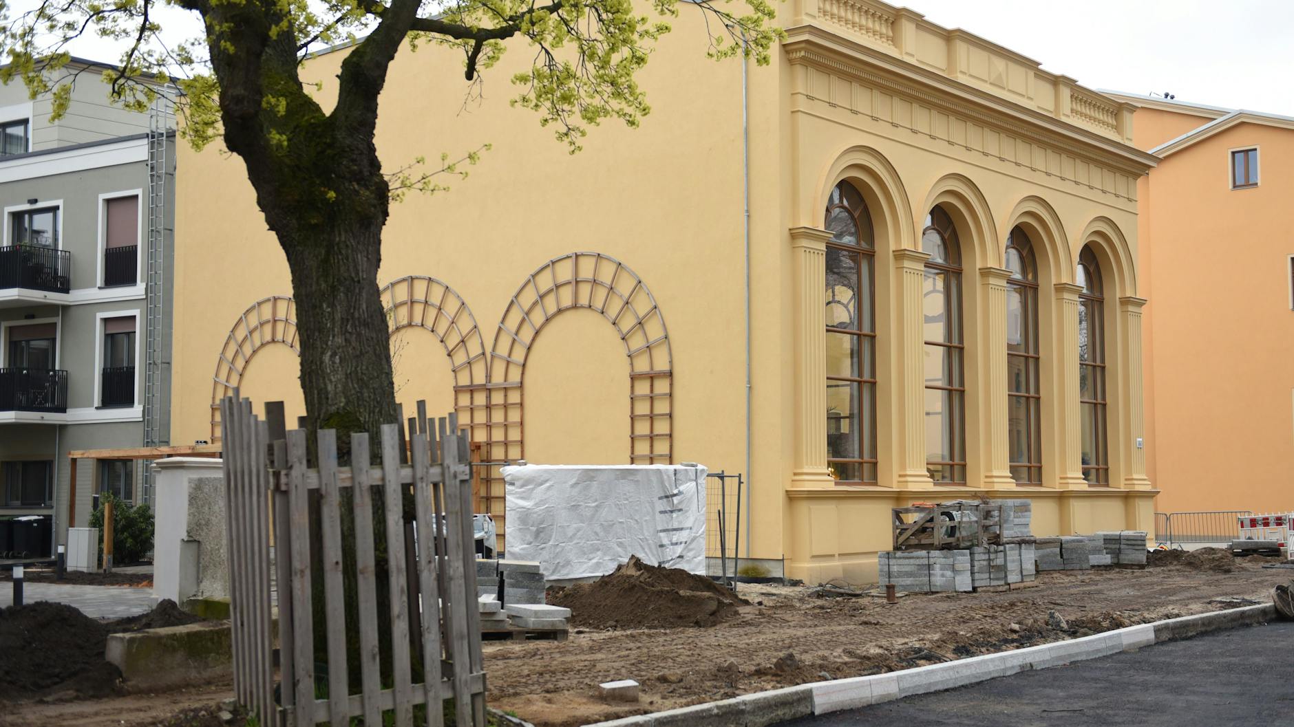 Seit Jahren nervt eine Baustelle an der Regattastraße am restaurierten Saal der Riviera Anwohner und Besucher. 