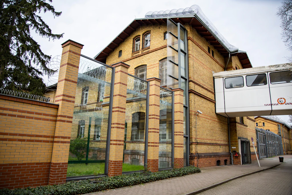 Chaos im Maßregelvollzug: Entlassungen aus Platzmangel und Gewalt gegen Personal