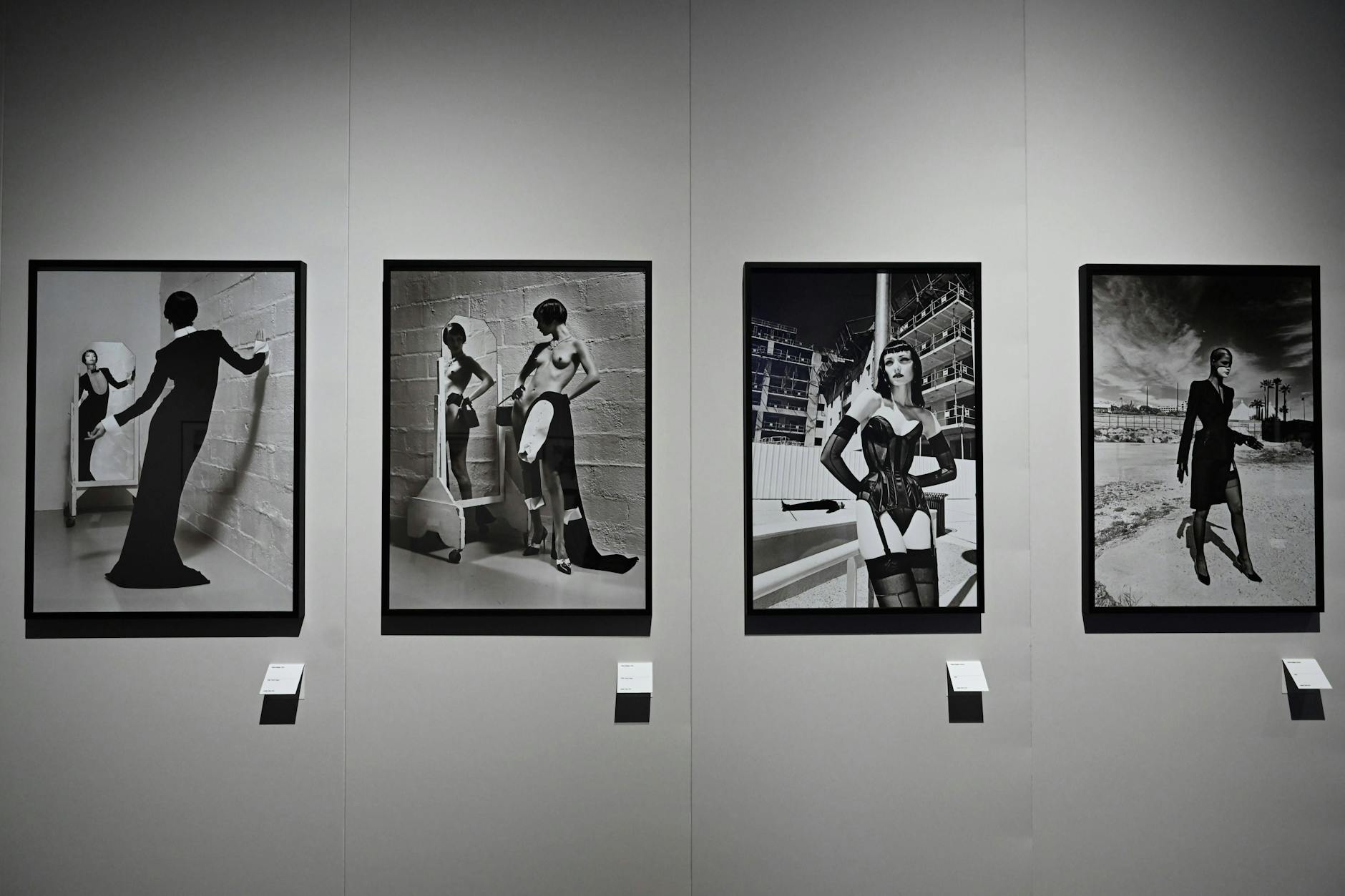 Fotos des gebürtigen Berliners Helmut Newton (1920-2004) wie diese, die gerade in Mailand gezeigt werden, sind begehrt. Darauf soll eine Bande einen Betrug aufgebaut haben.