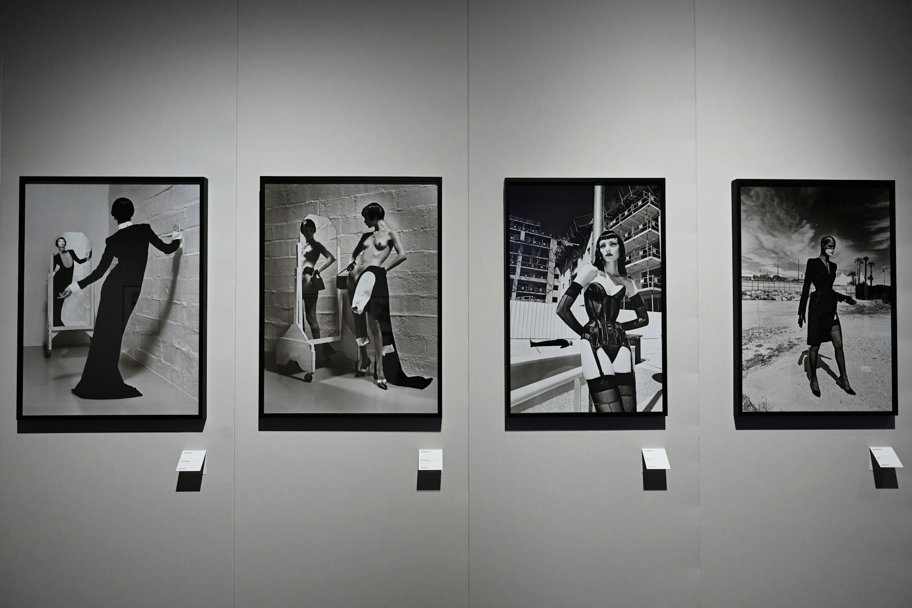 Fotos des gebürtigen Berliners Helmut Newton (1920-2004) wie diese, die gerade in Mailand gezeigt werden, sind begehrt. Darauf soll eine Bande einen Betrug aufgebaut haben.