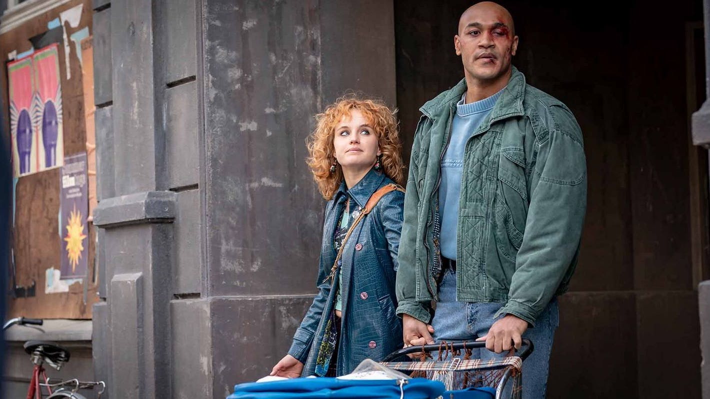 Malick Bauer als Sam und Luise von Finckh als Mutter des gemeinsamen Kindes in einer Szene aus „Sam – Ein Sachse“