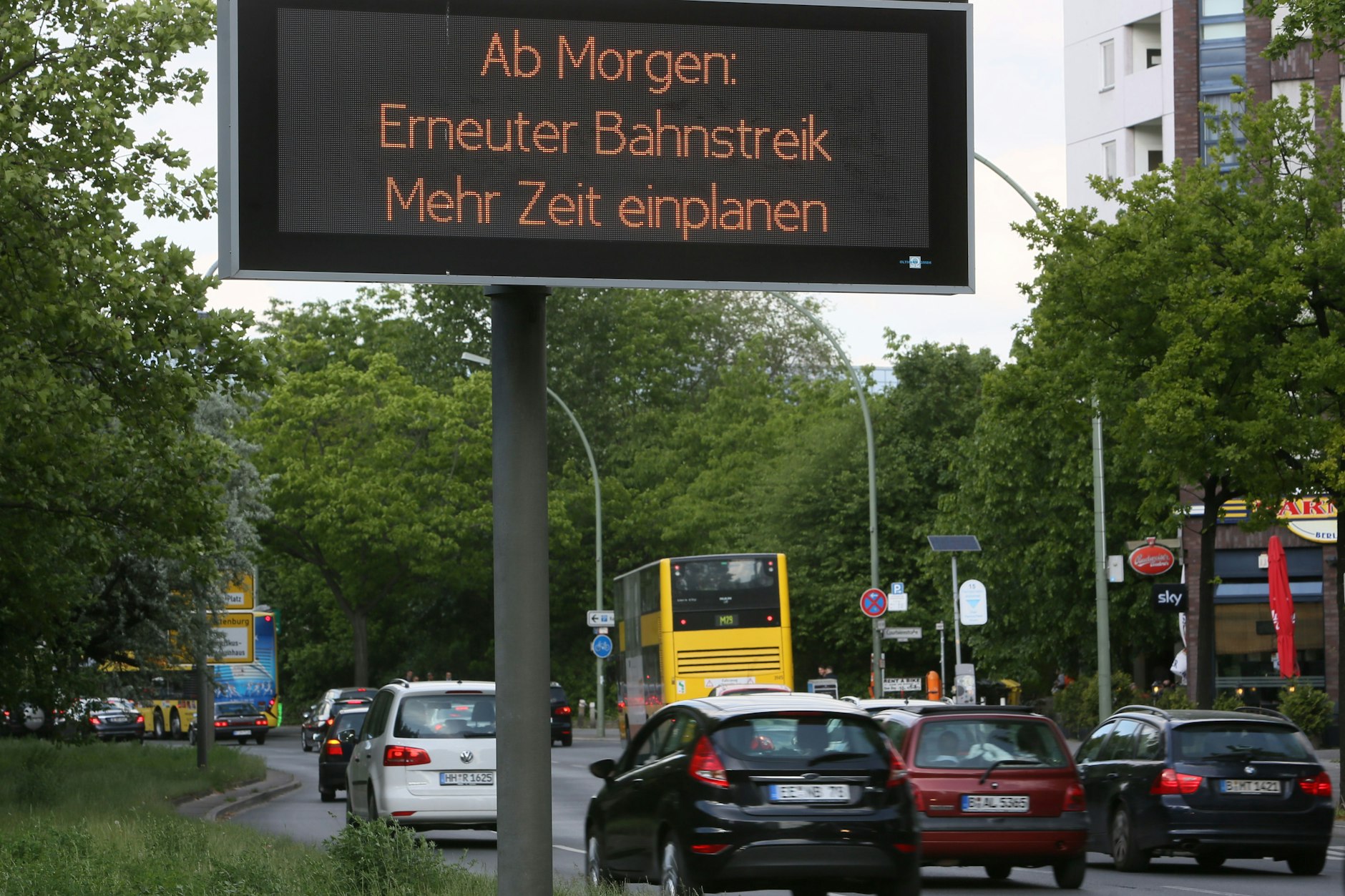 „Ab Morgen: Erneuter Bahnstreik. Mehr Zeit einplanen.“ steht im Mai 2015 in Berlin auf einer Verkehrs-Anzeigetafel.