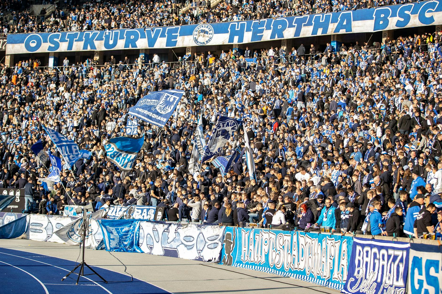 Alles auf Blau-Weiß! Den Start der dritten Rettungsmission von Pal Dardai am Sonnabend gegen Bremen will sich kein Hertha-Fan entgehen lassen.