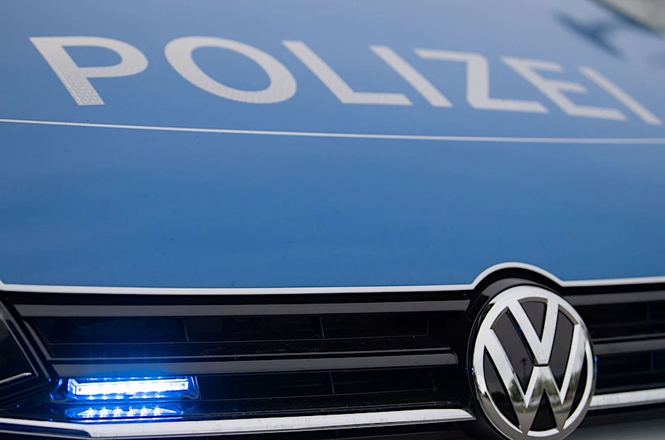 ARCHIV - Die Ermittlungen der Polizei dauern an (Symbolbild).  