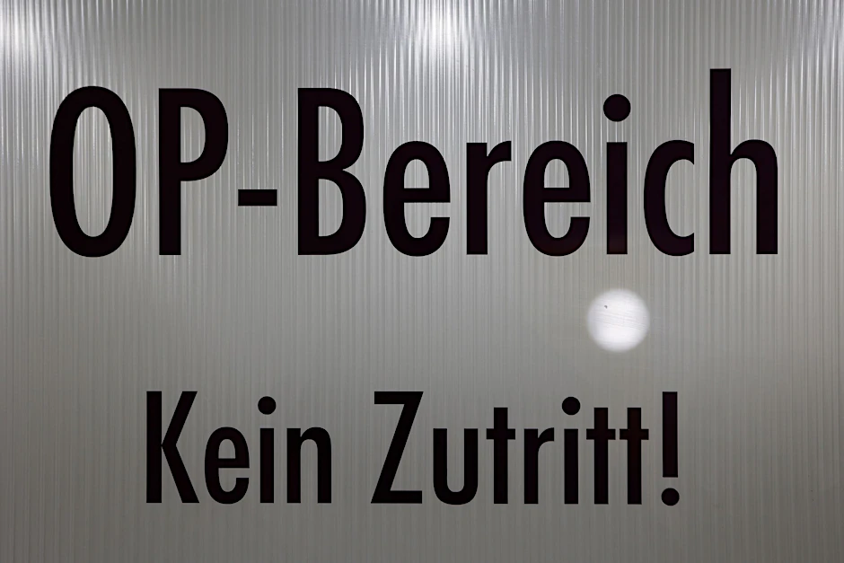ARCHIV - Blick auf den Eingang eines OP-Bereichs.  