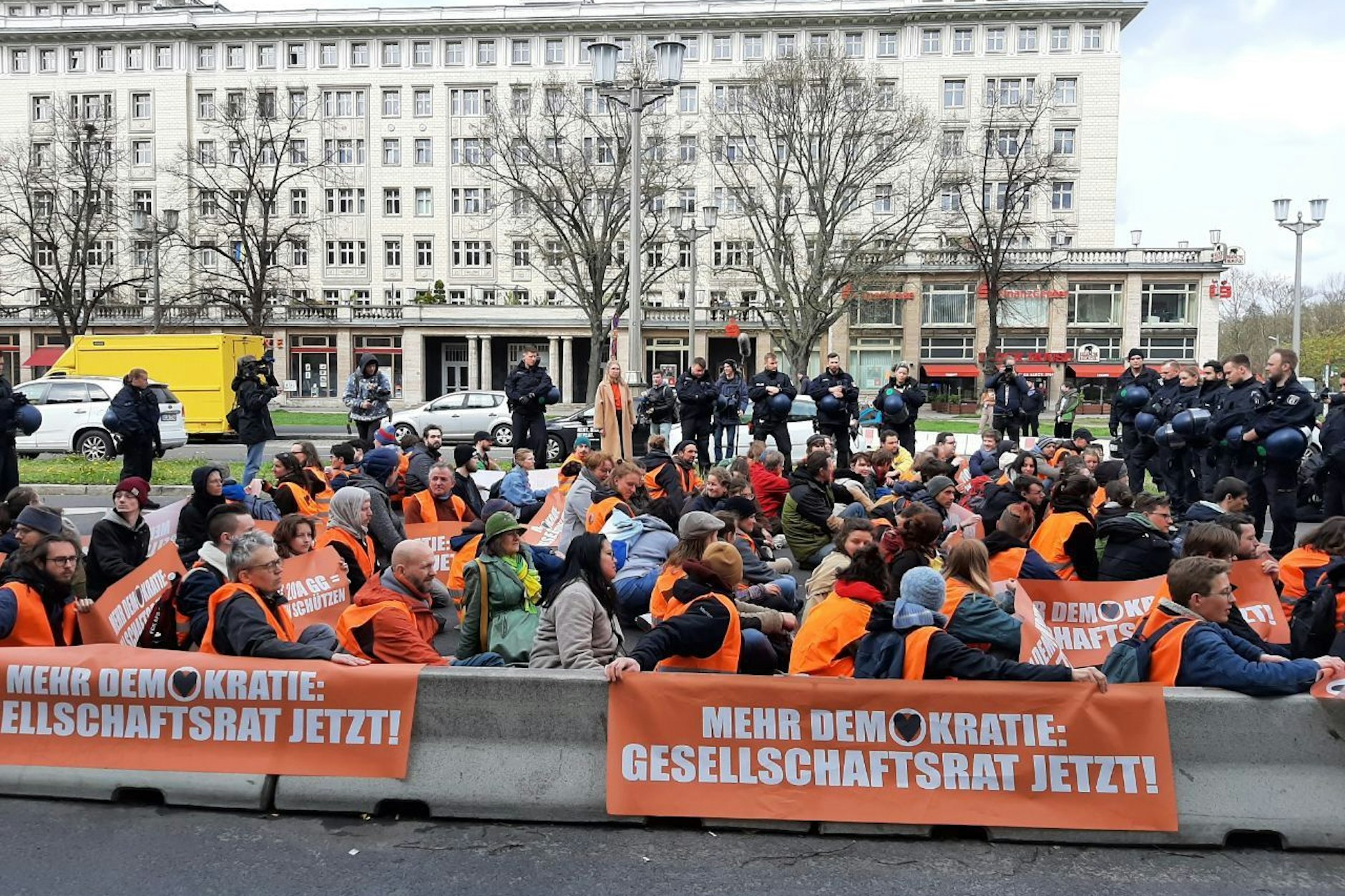 Aktivisten der Letzten Generation auf der Karl-Marx-Allee