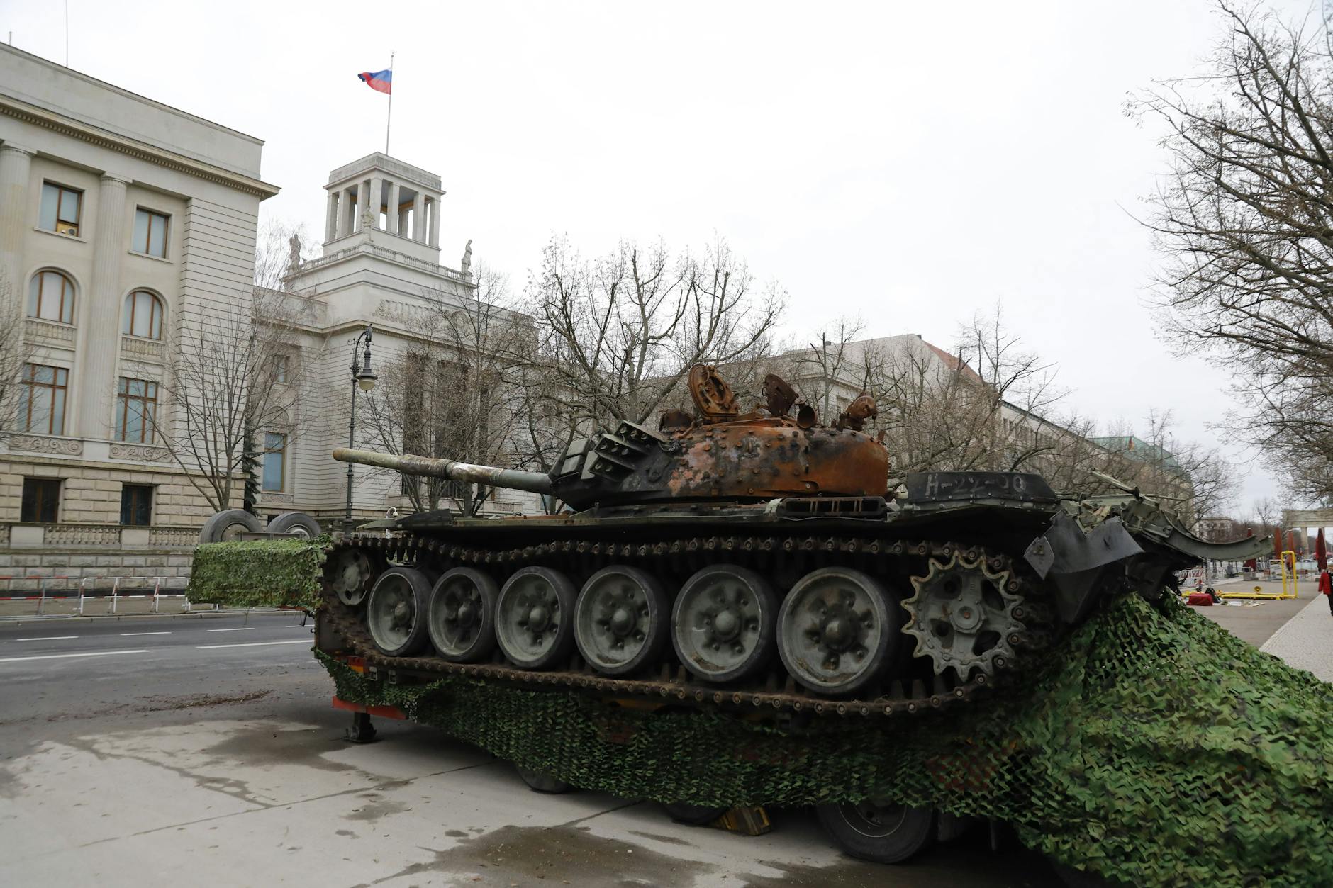 Das von Enno Lenze und Wieland Giebel ausgestellte Panzerwrack vor der russischen Botschaft am 24. Februar 2023, dem Jahrestag der russischen Invasion der Ukraine.