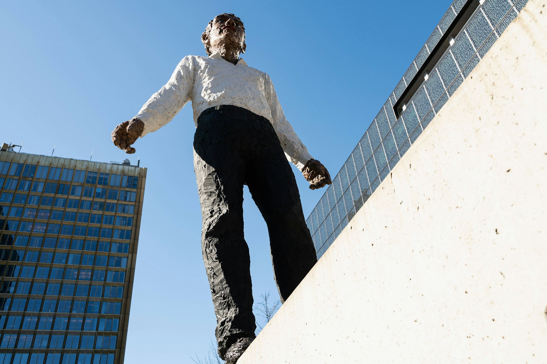 Die Skulptur „Balanceakt“ vor dem Axel-Springer-Hochhaus soll an die Deutsche Wiedervereinigung und insbesondere an den Mauerfall erinnern.