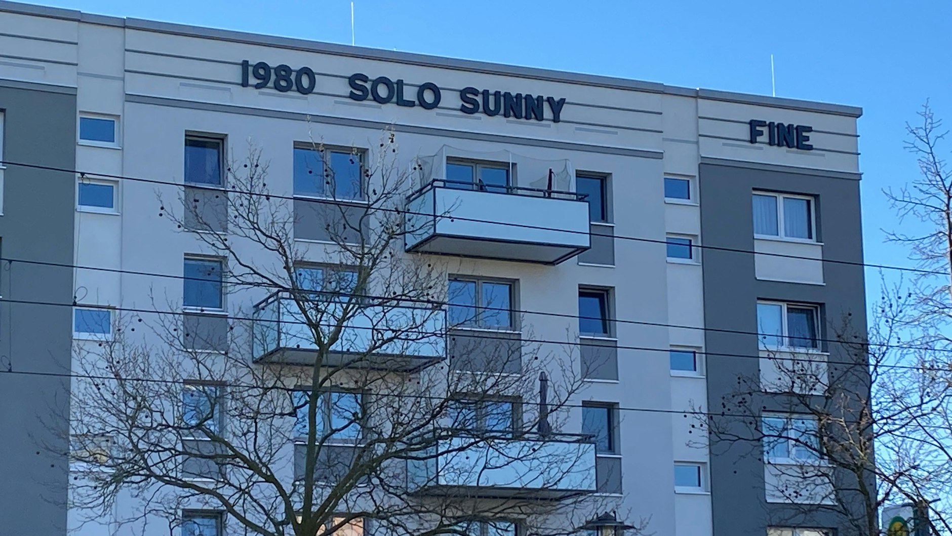 An einigen Häusern an der Konrad-Wolf-Allee in Potsdam-Drewitz sind die Filmtitel des berühmten DDR-Regisseurs zu lesen.