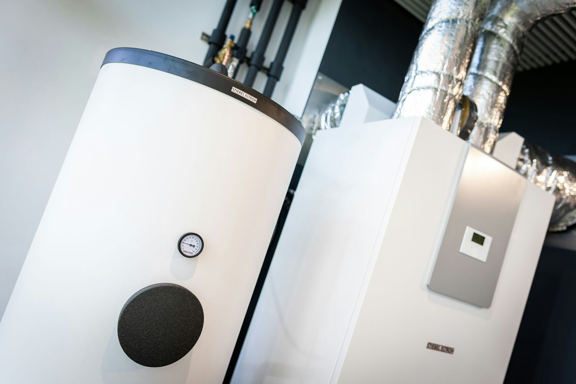 Wärmepumpen sind in einem Heizungsraum: Das Bundeskabinett will heute die umstrittenen Pläne zum Heizungstausch auf den Weg bringen.