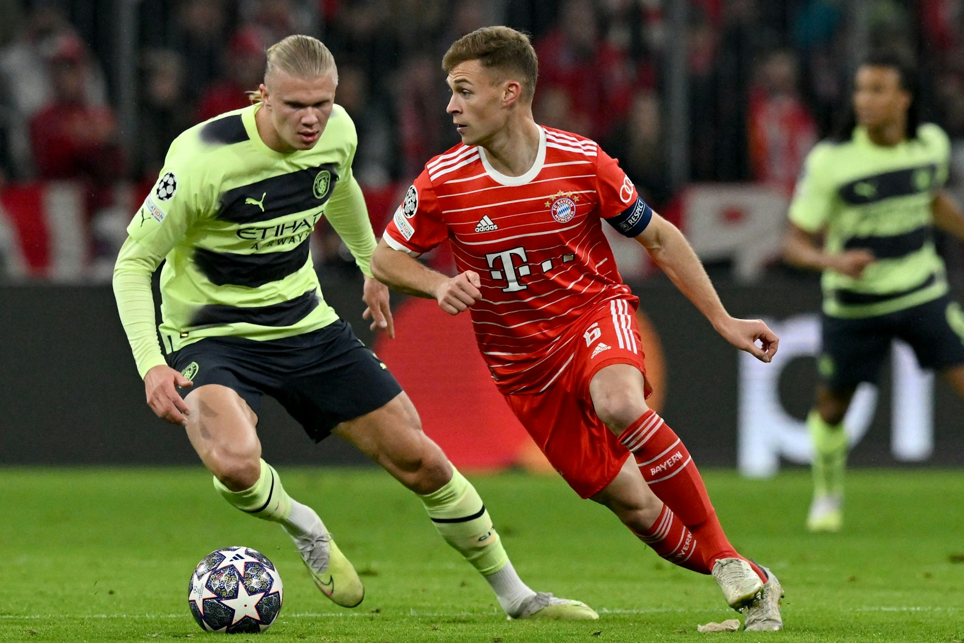Erling Haaland (l.) und Bayern Münchens Joshua Kimmich beim Viertelfinal-Rückspiel in der Champions League. Für die Bayern blieb das Fußball-Wunder aus.&nbsp;