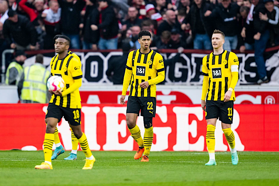 Dortmunds Youssoufa Moukoko (l-r), Jude Bellingham und Marco Reus verlassen nach dem 3:3 in Stuttgart das Spielfeld.  