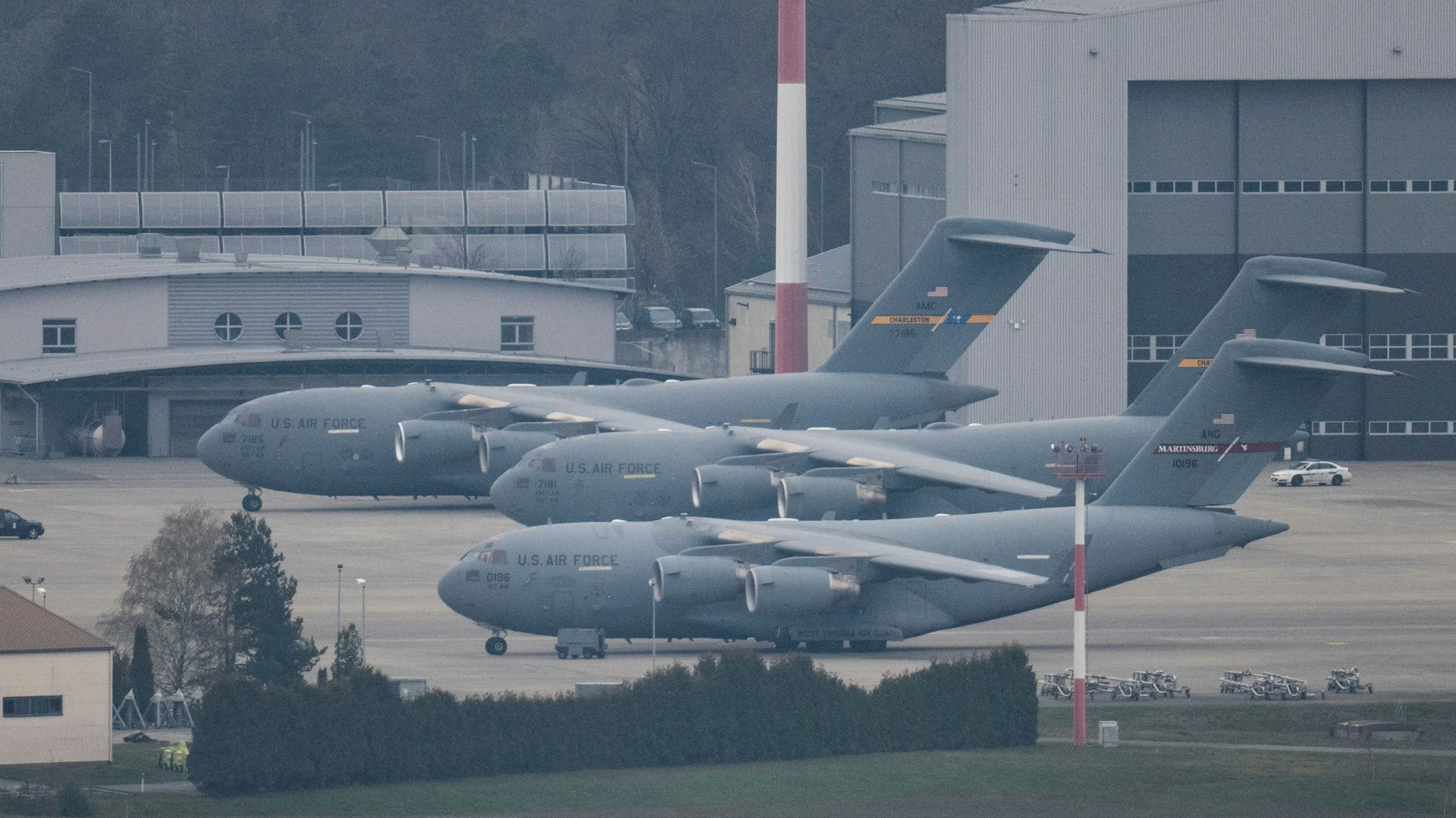 Rheinland-Pfalz, Ramstein: Transportmaschinen der US-Air Force stehen auf der US-Airbase in Ramstein. Im Juni findet in ganz Deutschland das NATO-Manöver "Air Defender" statt.&nbsp;