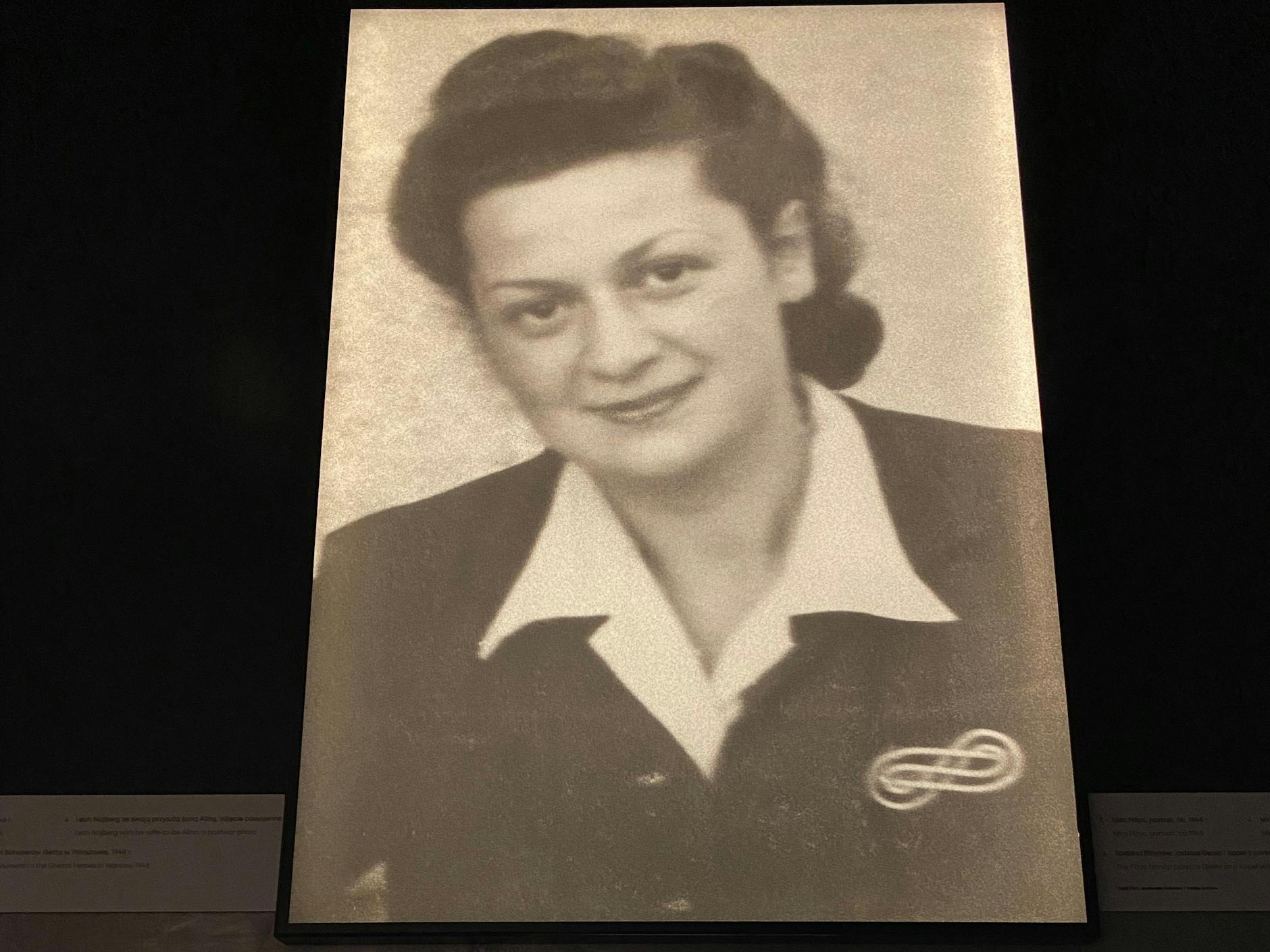 Mira Piżyc (1922-2003): Mira Piżyc erinnerte sich so: „Mir wurde klar, dass meine Rettung in meinen Händen lag (...) Seltsamerweise begann ich zu glauben, dass wir es irgendwie schaffen werden, zu überleben.“ Ihre Entscheidung, sich in einem Bunker zu verstecken, anstatt sich dem Transport anzuschließen, rettete ihr und ihrem Vater das Leben.