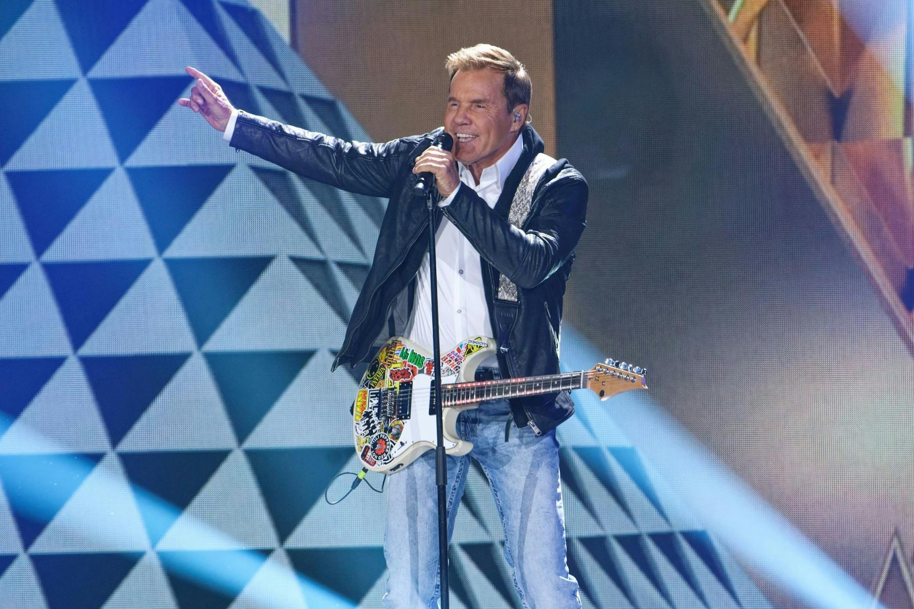 Dieter Bohlen im DSDS-Finale mit E-Gitarre, darüber können die Kaulitz-Brüder nur lachen: „Der weiß gar nicht, wo man die anfasst.“