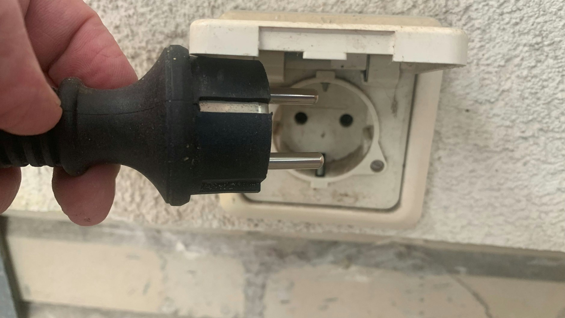 Potenziell gefährlich: Ein Stecker, der Elektrizität von einer Balkon-Solaranlage in die Steckdose leitet und dessen blanke Stifte unter Strom stehen könnten.